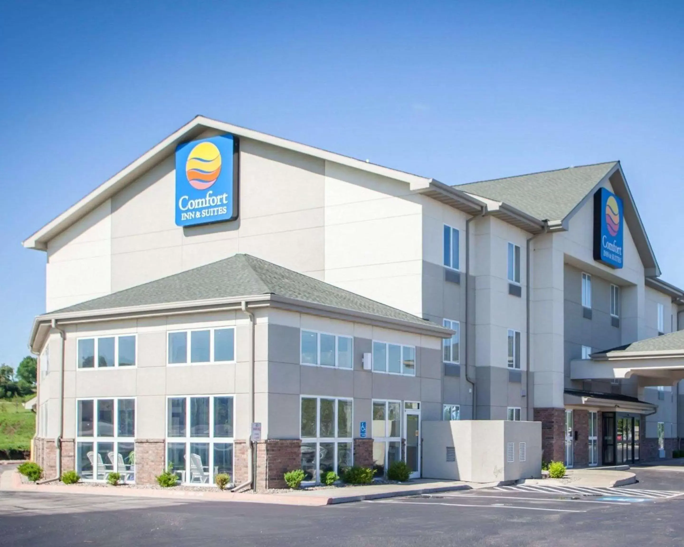 Property building in Comfort Inn & Suites Harrisonville Property building in Comfort Inn & Suites Harrisonville