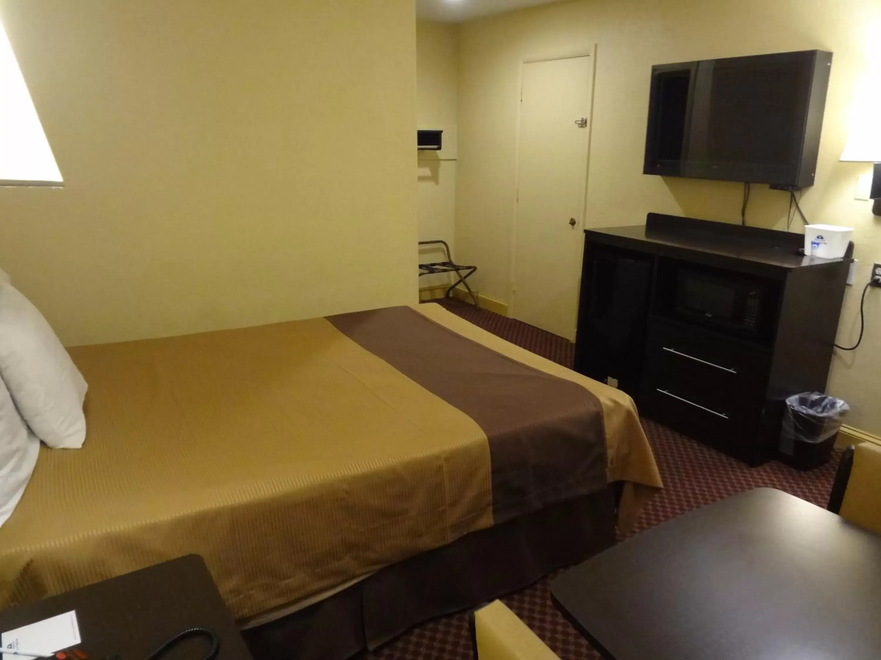 Bed in Americas Best Value Inn - Goldsboro