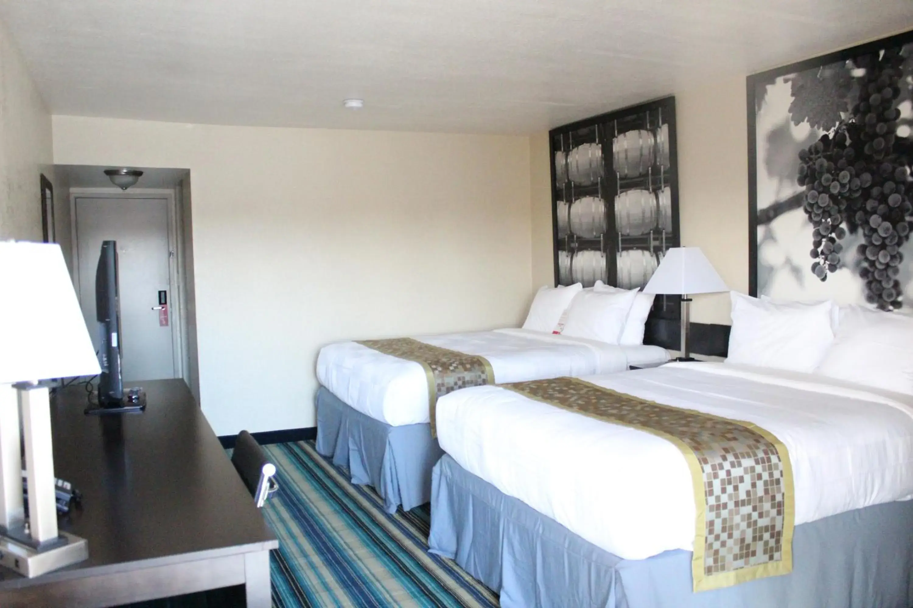 Photo of the whole room, Bed in Super 8 by Wyndham Vallejo/Napa Valley