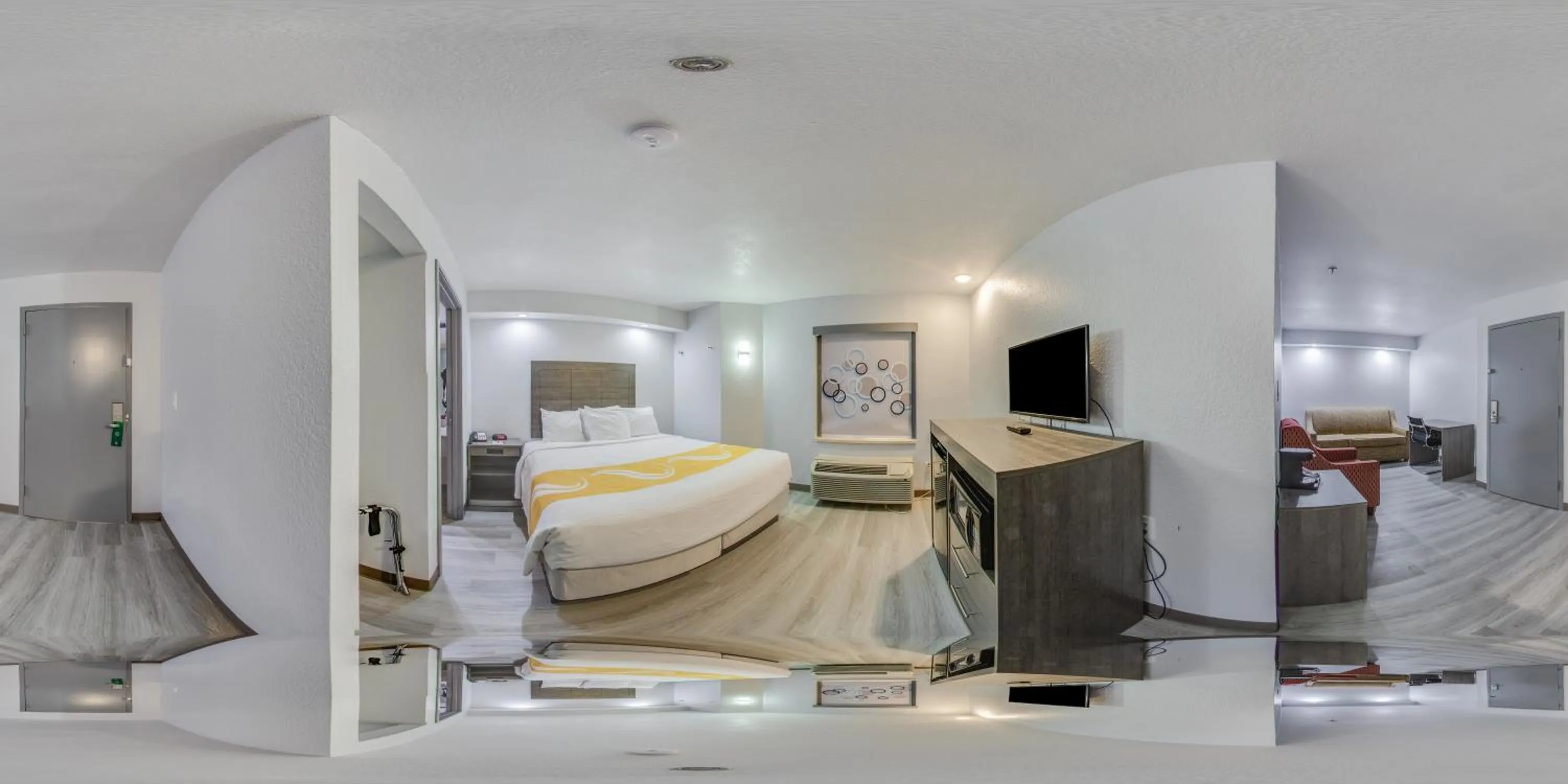 Photo of the whole room, Bed in Quality Inn & Suites Richardson-Dallas