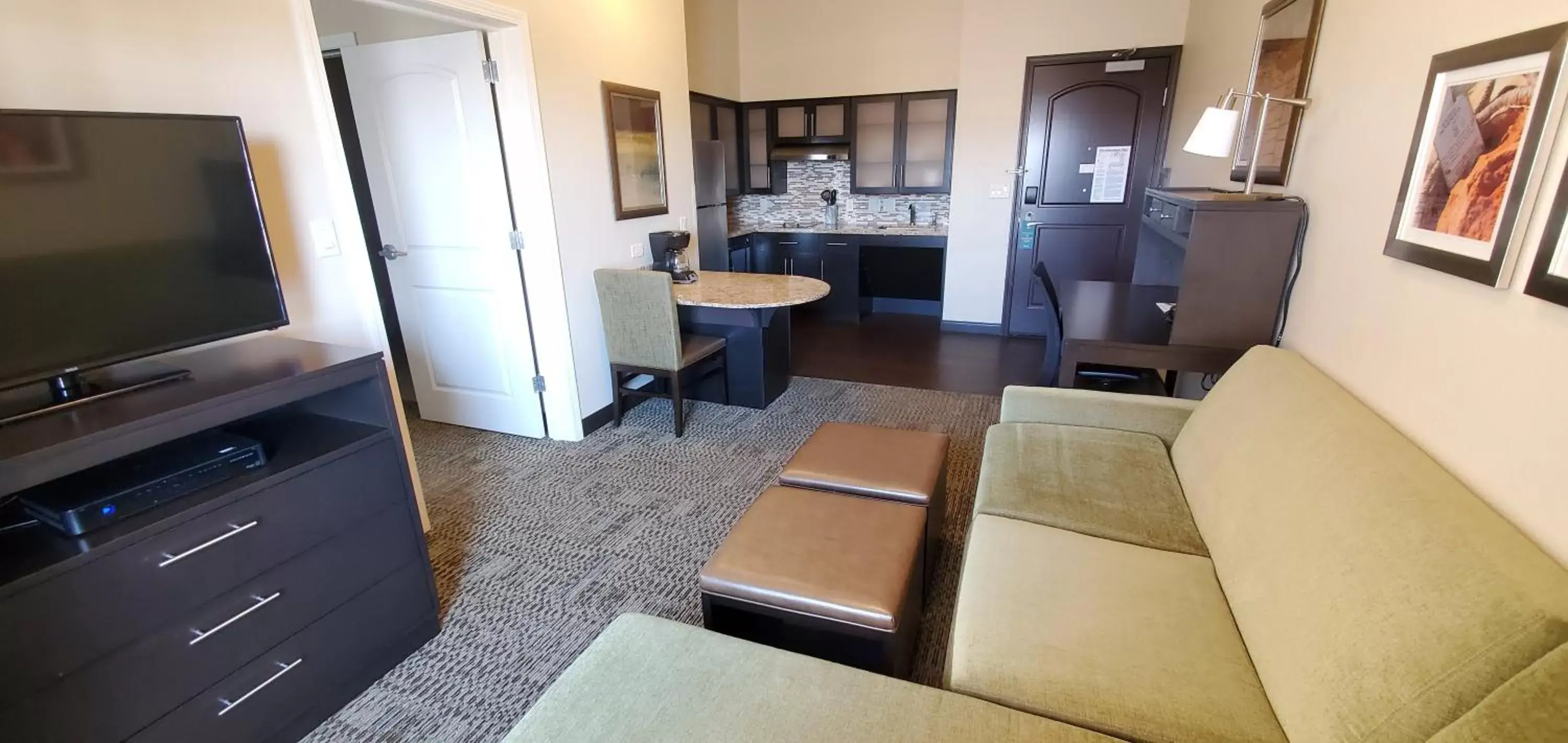 Photo of the whole room, Seating Area in Staybridge Suites Eau Claire - Altoona, an IHG Hotel