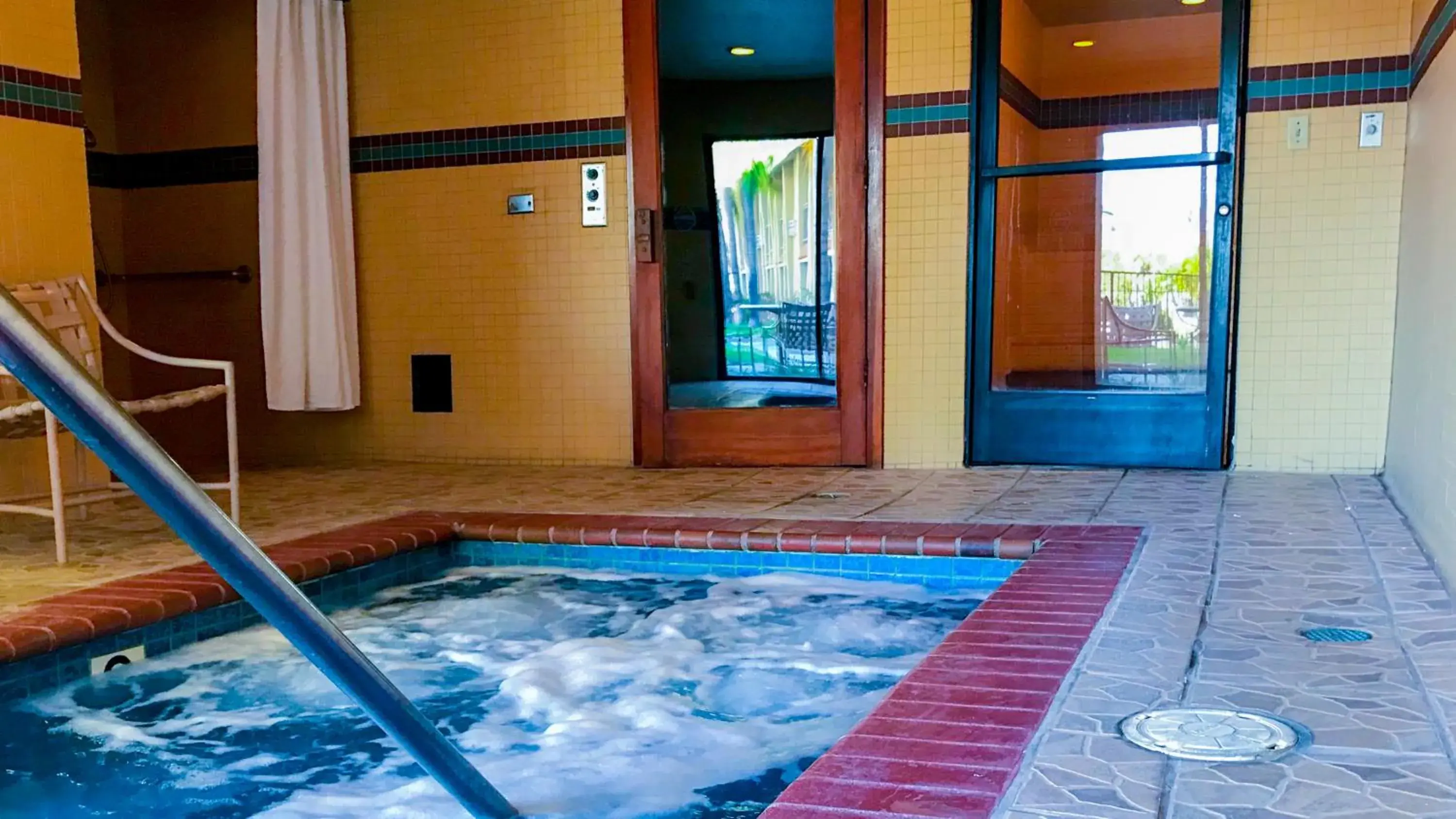 Hot Tub, Swimming Pool in Motel 6 Anaheim Hills, CA