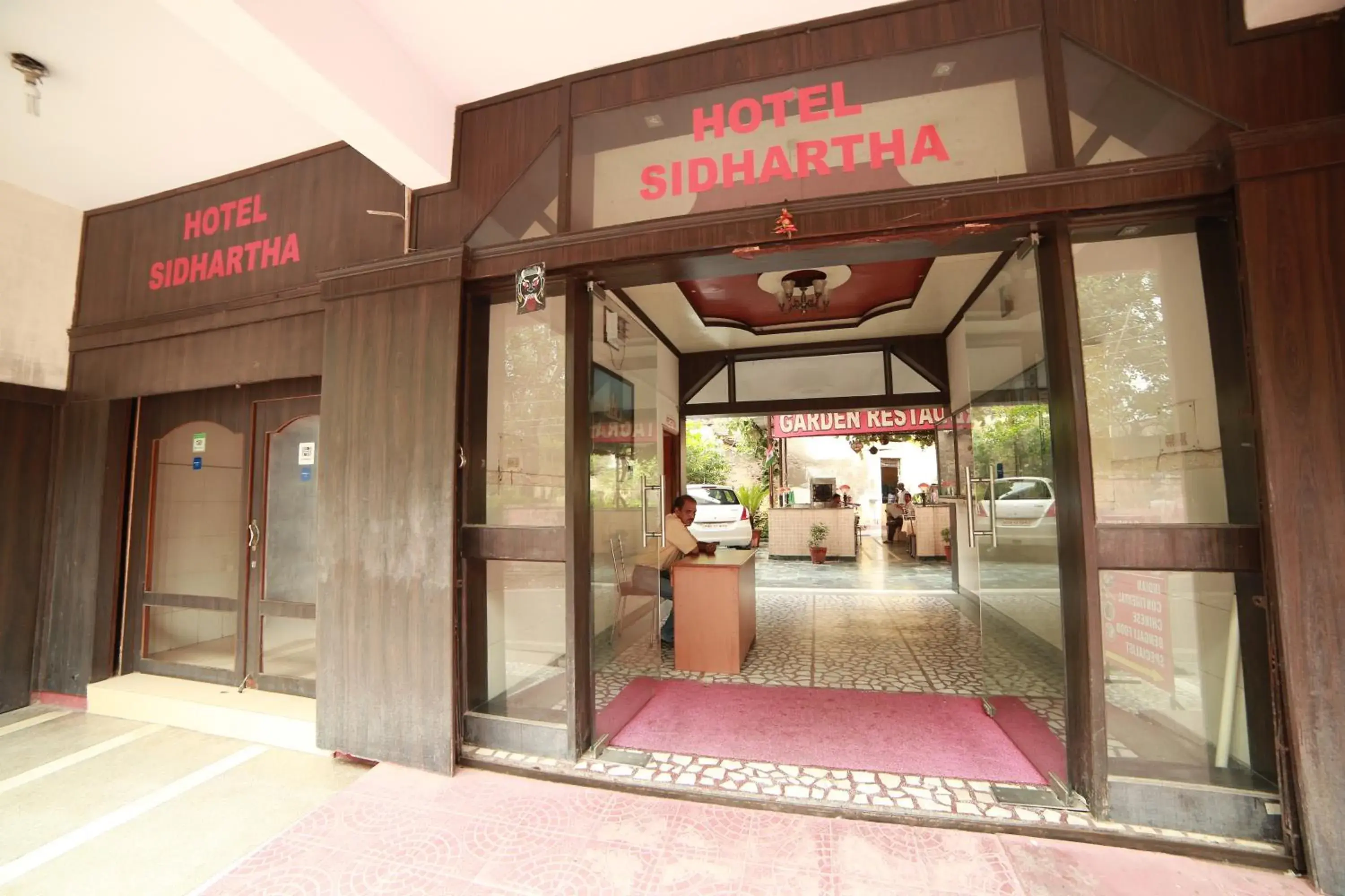 Facade/entrance in HOTEL SIDHARTHA (600 meters from Taj Mahal)