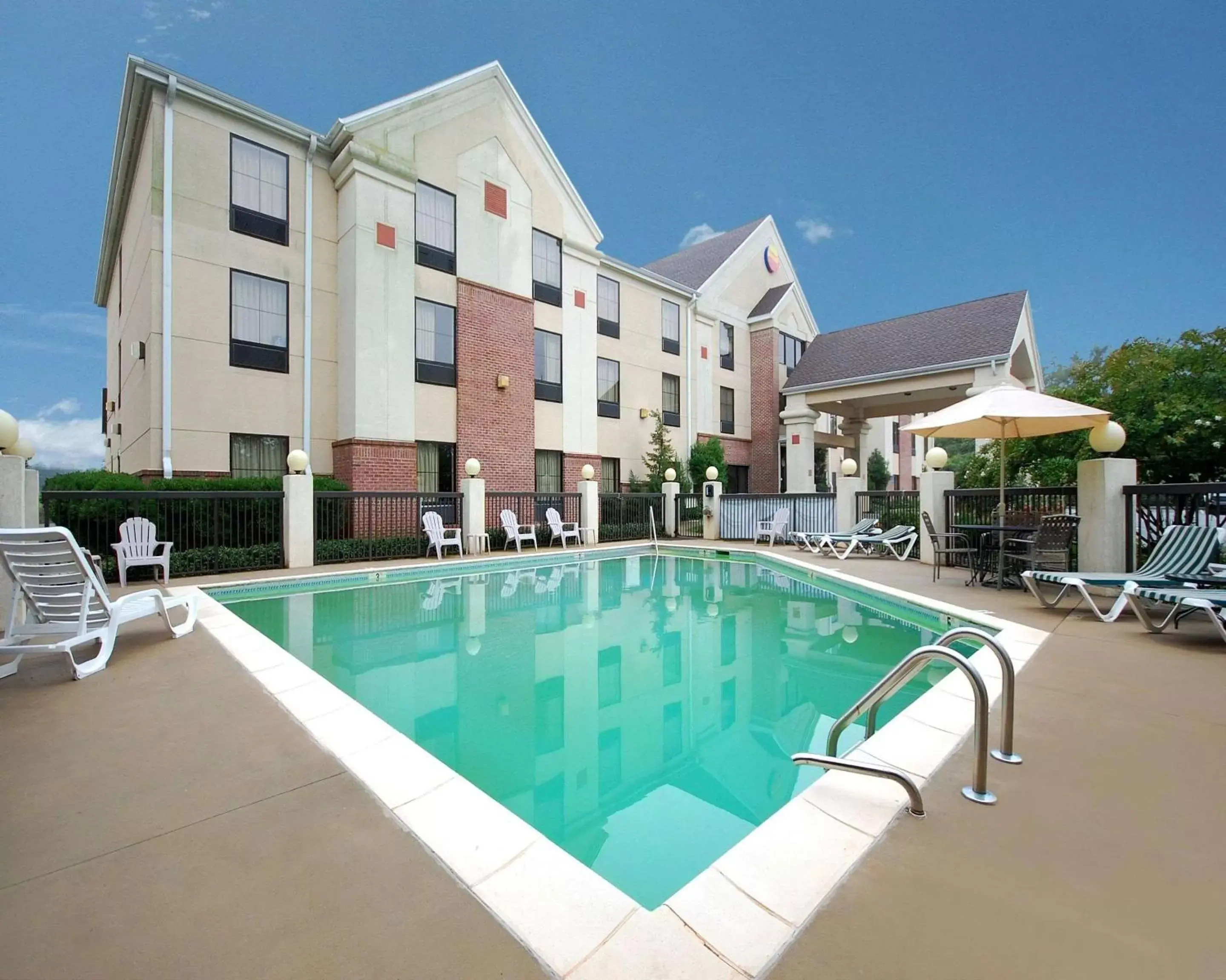 Swimming pool, Property Building in Comfort Inn & Suites at I-85