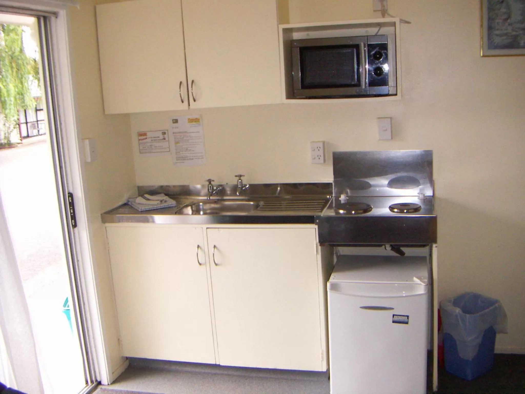 Day in Camellia Court Family Motel