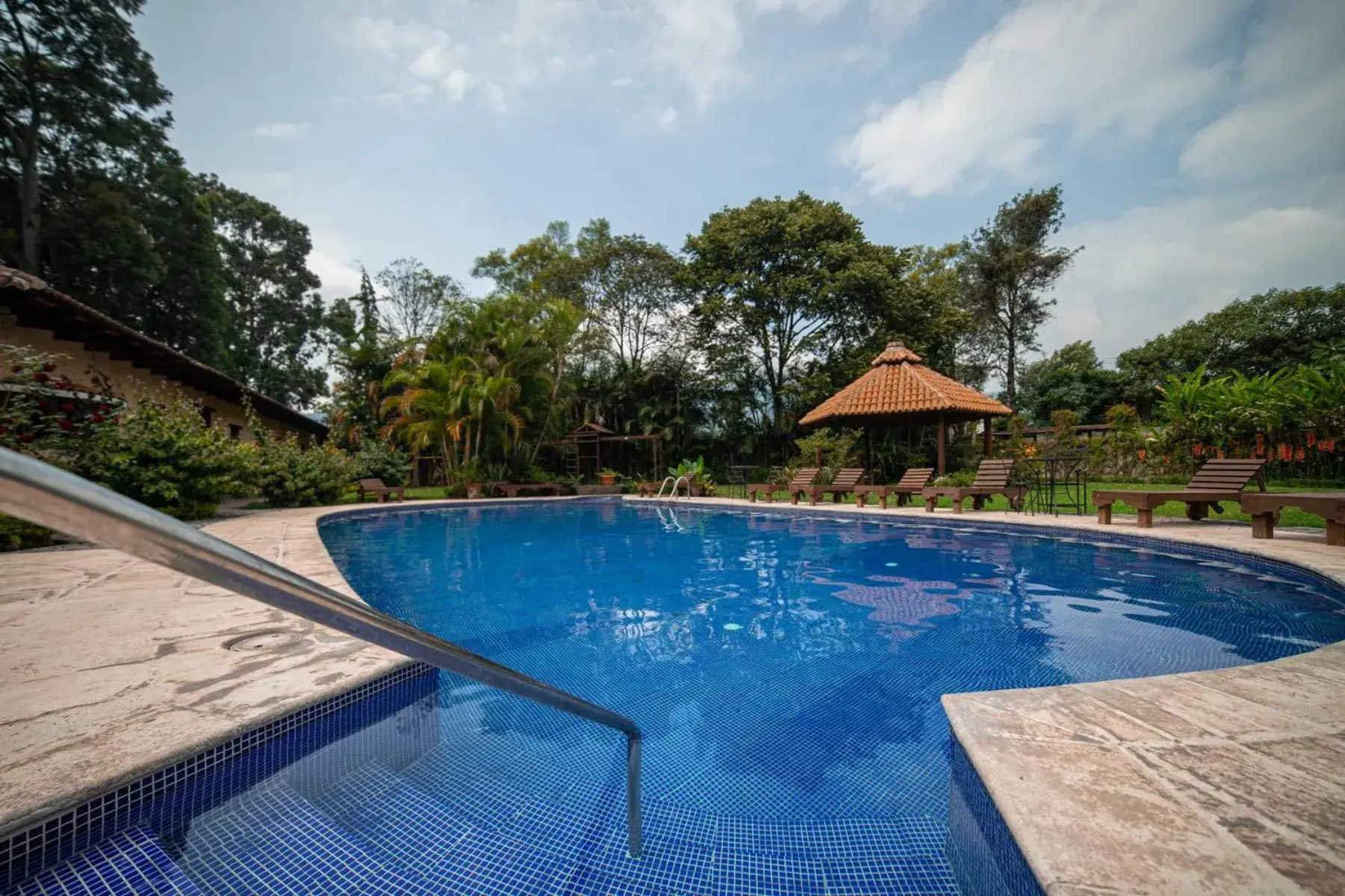 Swimming Pool in Hotel Real Plaza