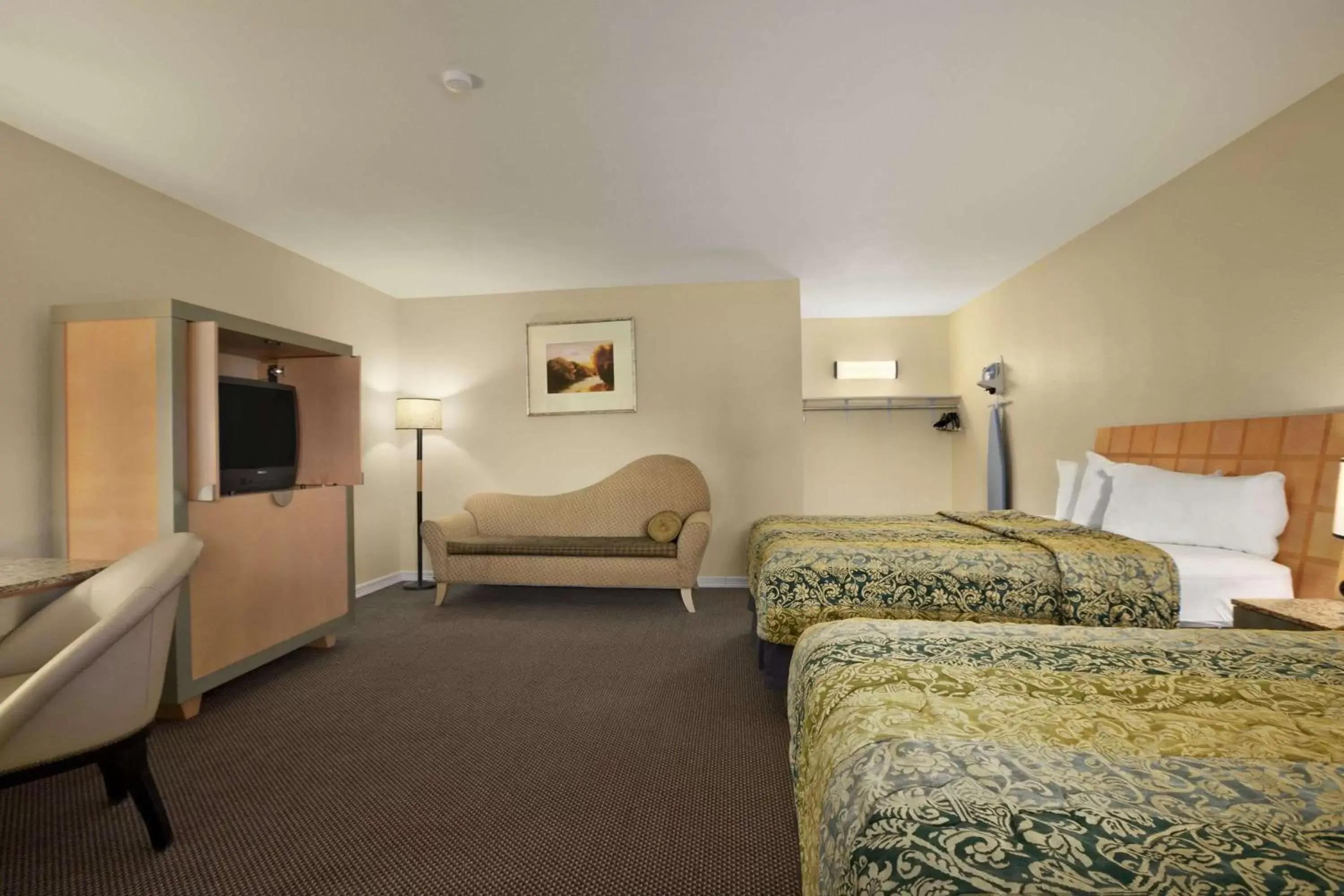 Photo of the whole room, Bed in Travelodge by Wyndham Clovis