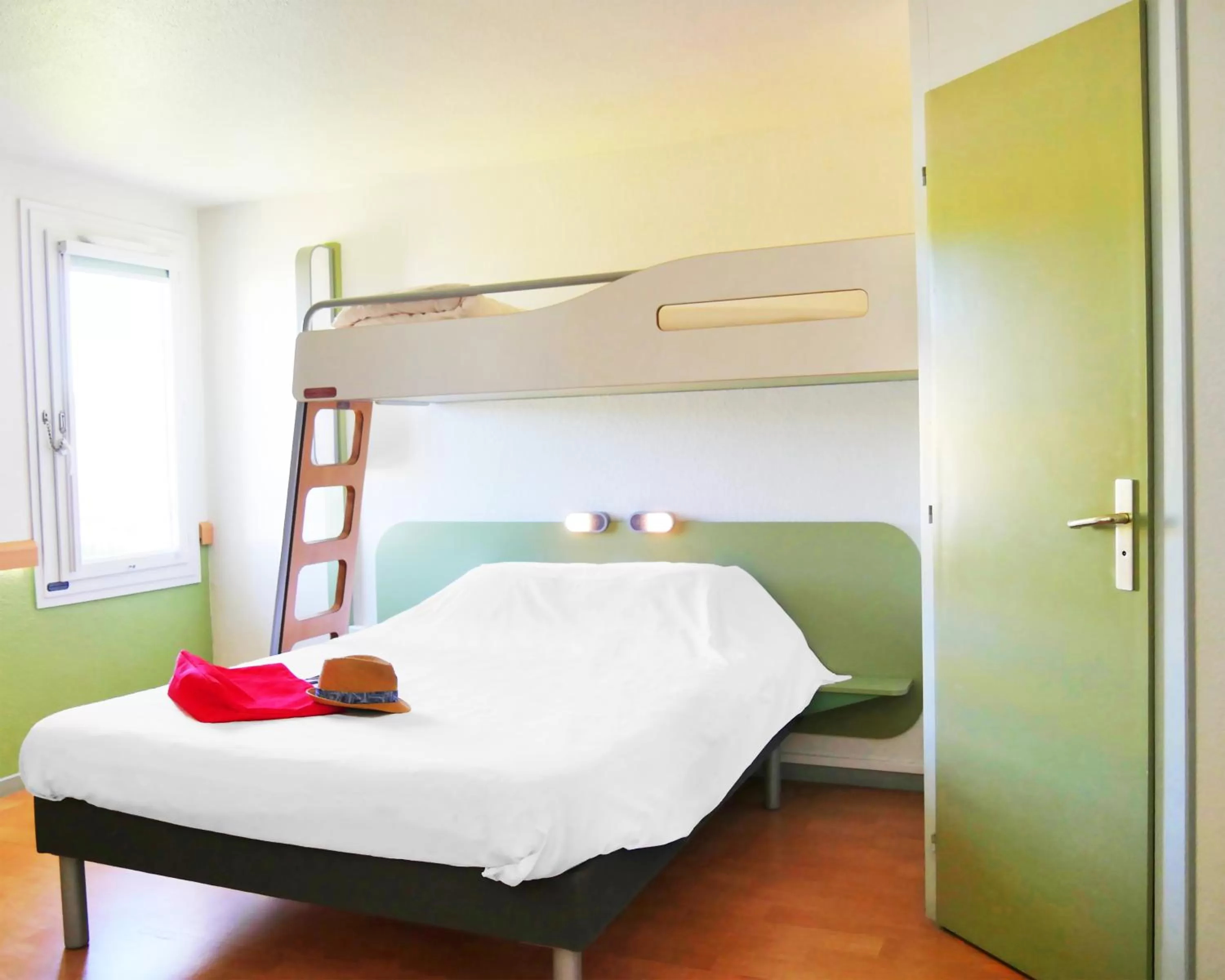Photo of the whole room, Bed in ibis budget Lisieux