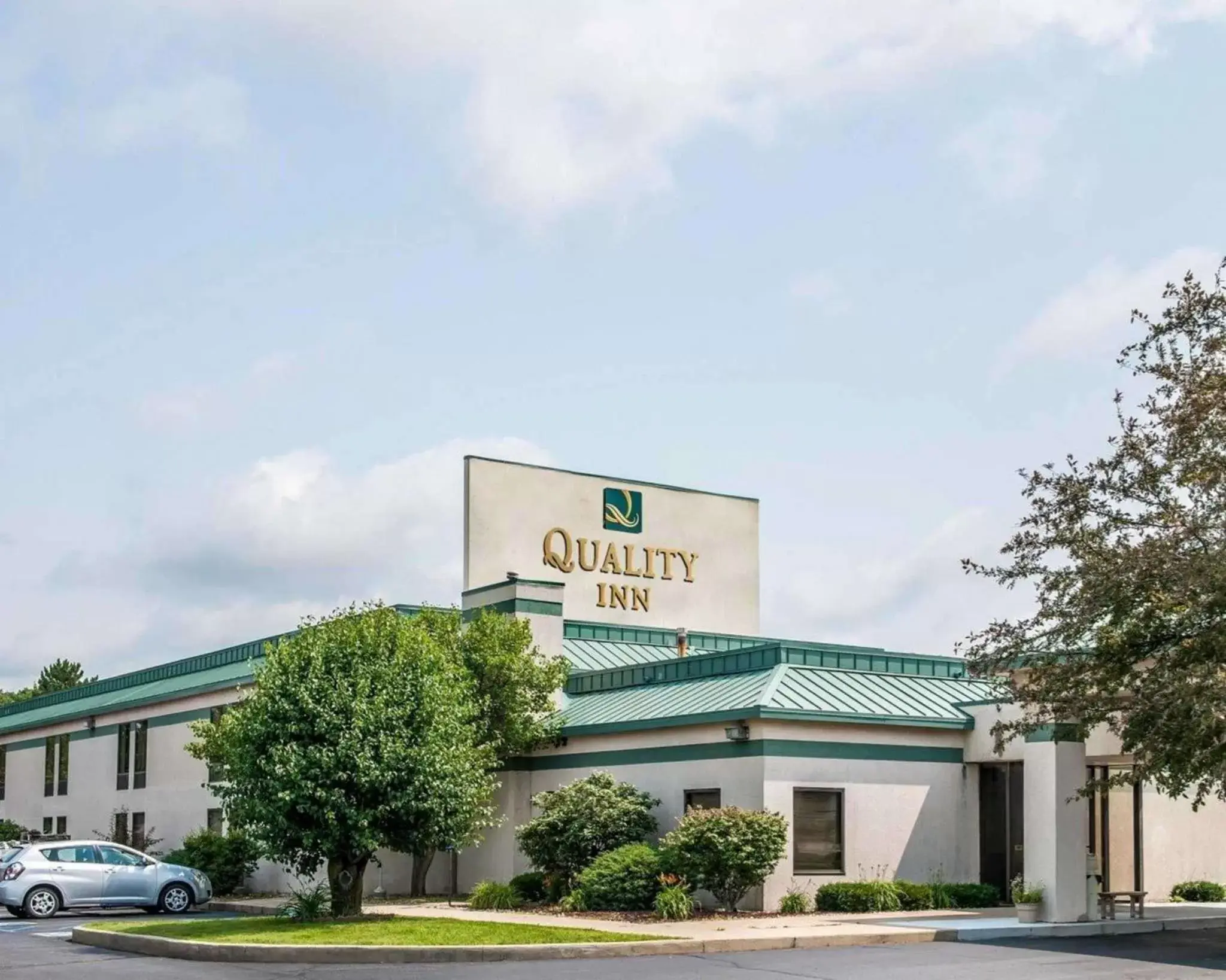 Property building in Quality Inn Rochester