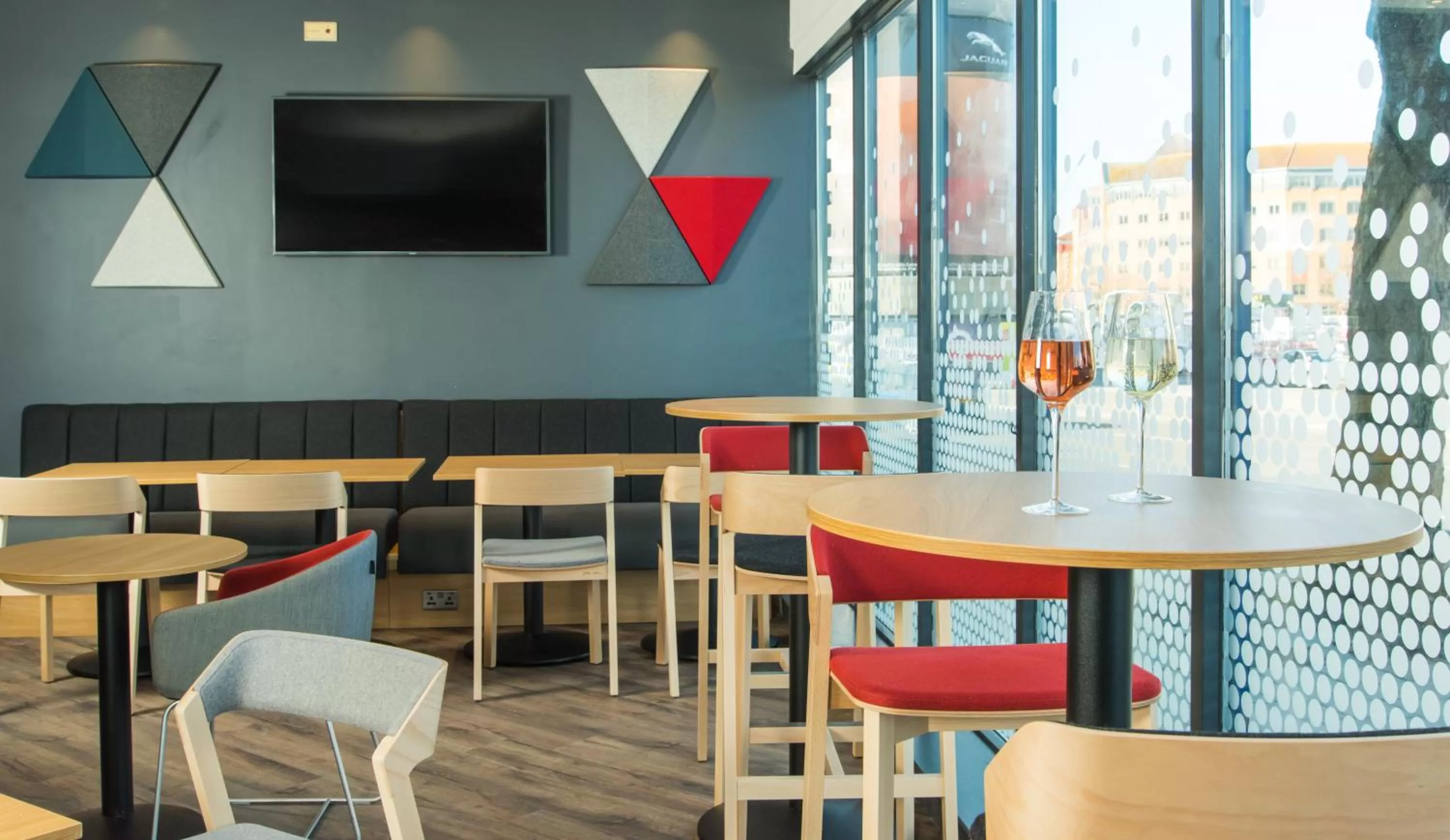 Lobby or reception in Holiday Inn Express Bristol City Centre by IHG