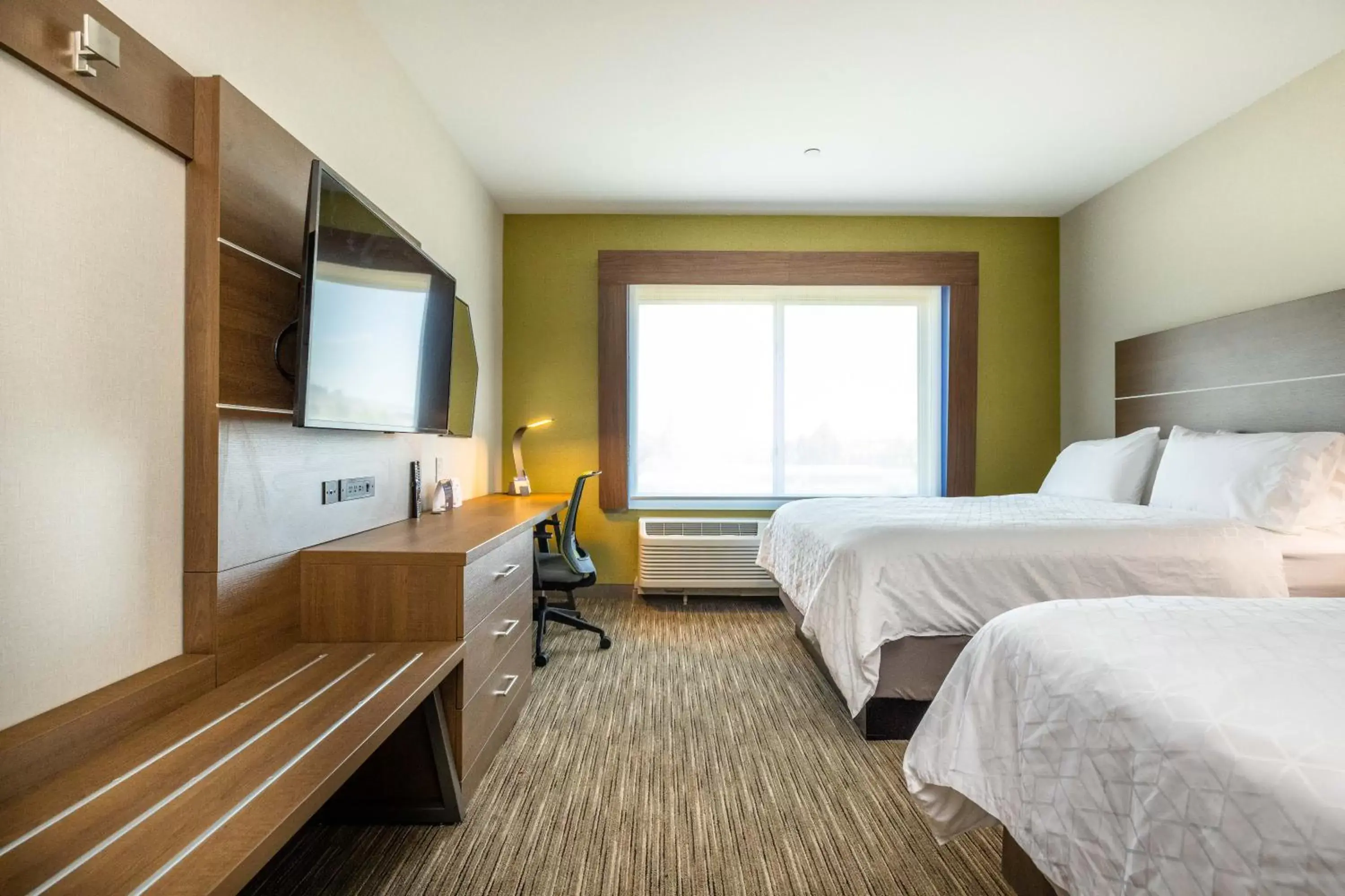 Bedroom, Bed in Holiday Inn Express & Suites - San Jose Silicon Valley, an IHG Hotel