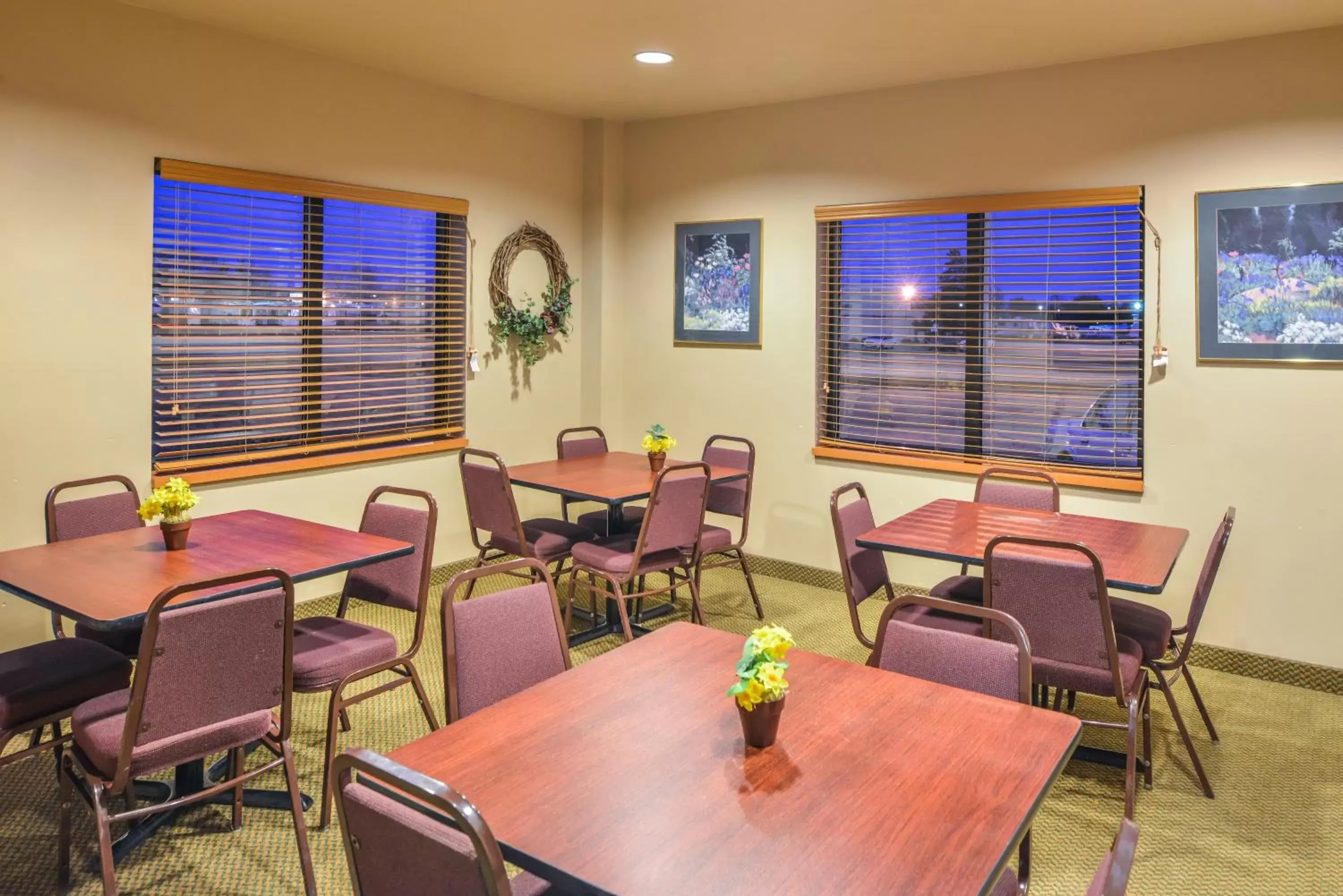 Meeting/conference room, Restaurant/Places to Eat in Baymont by Wyndham Sioux Falls North I-29 and Russell Street