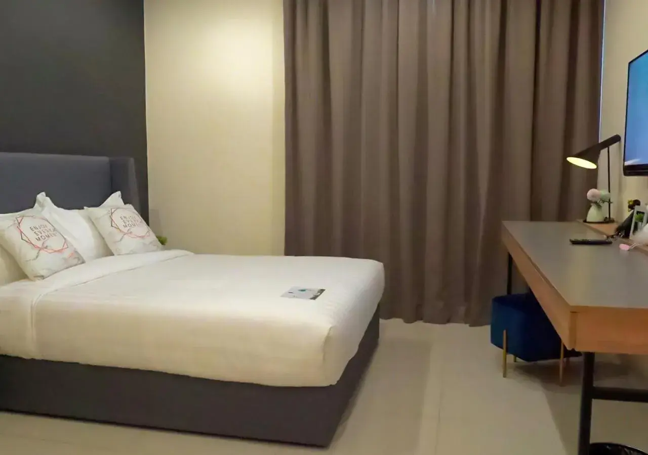 Photo of the whole room, Bed in Regatta Suites Kozi Square Kuching