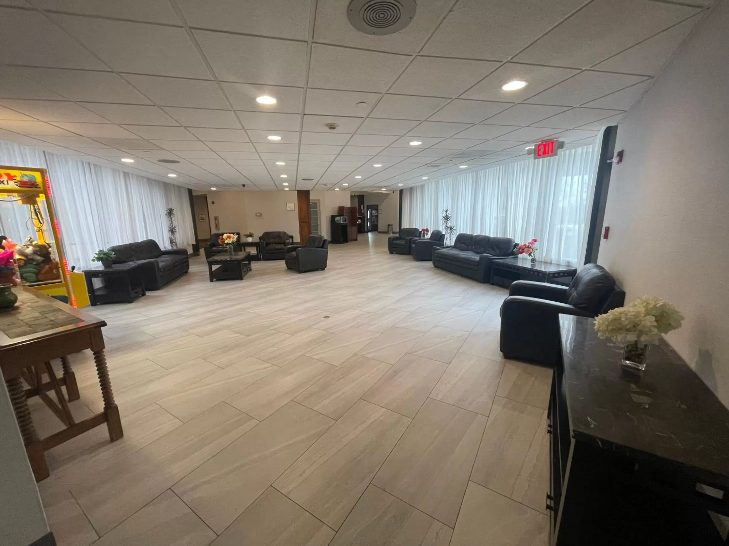 Lounge or bar in Ramada by Wyndham Cleveland Independence