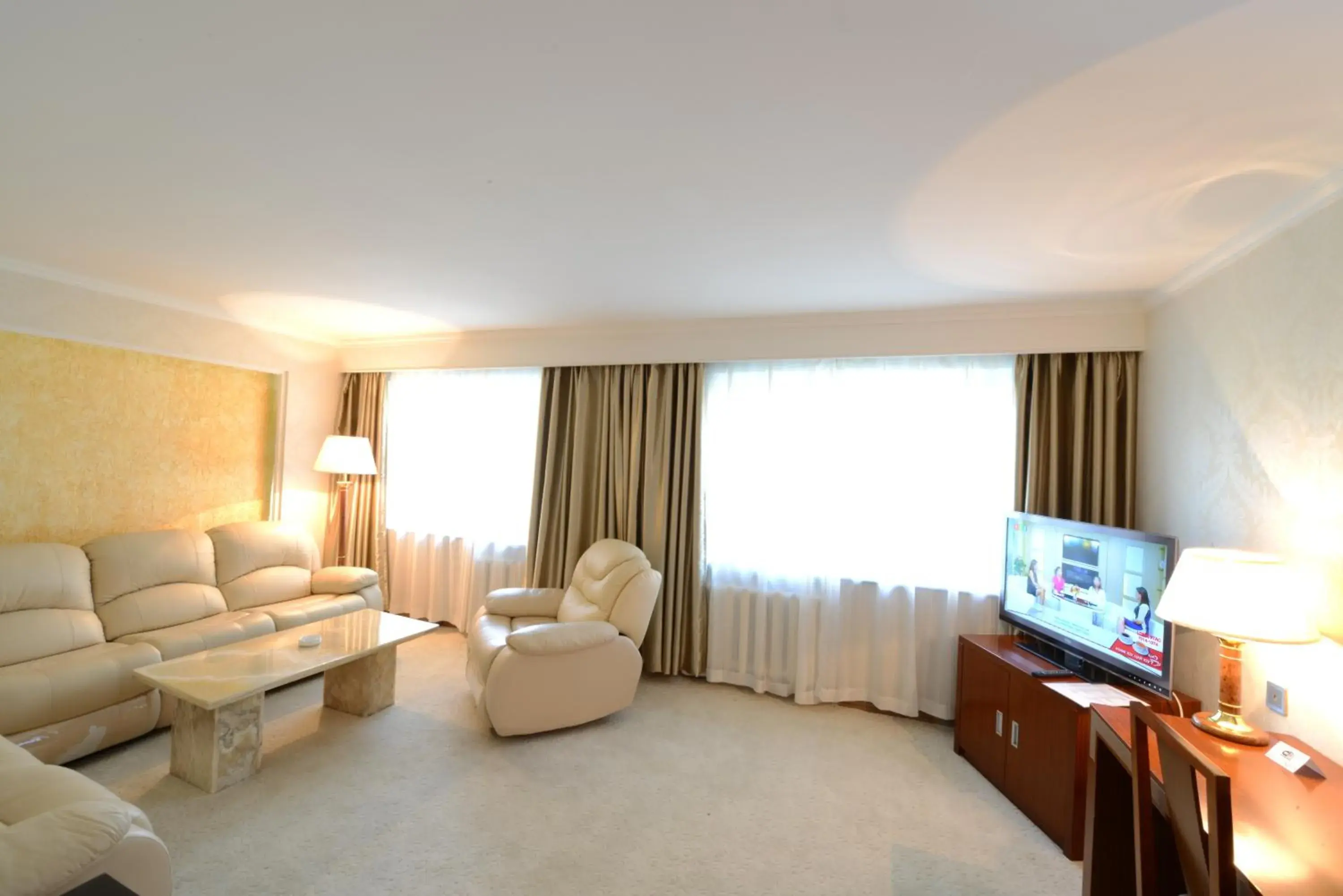 Living room, TV/Entertainment Center in Flower Hotel