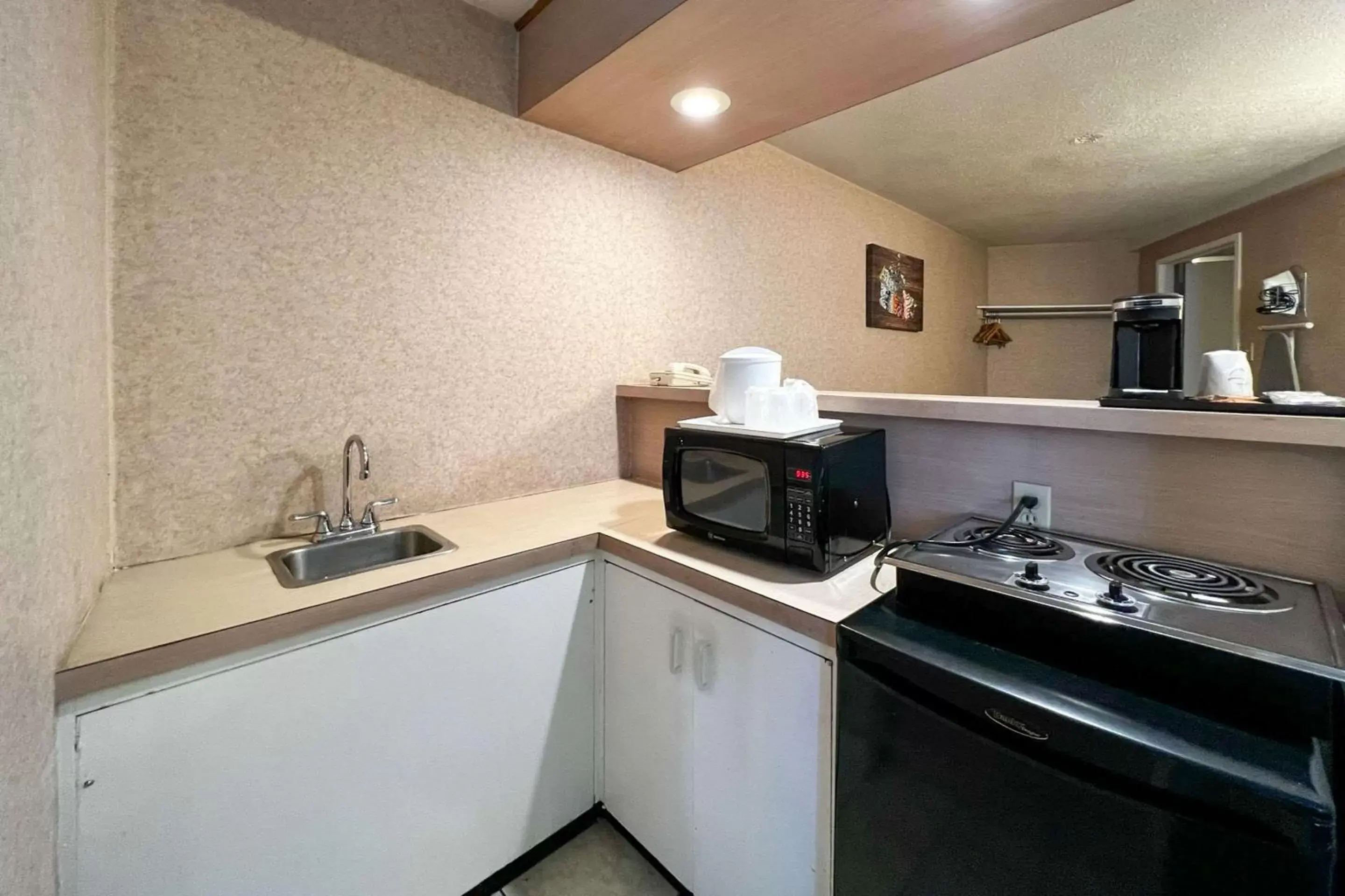 Bedroom, Kitchen/Kitchenette in Econo Lodge Motel Village