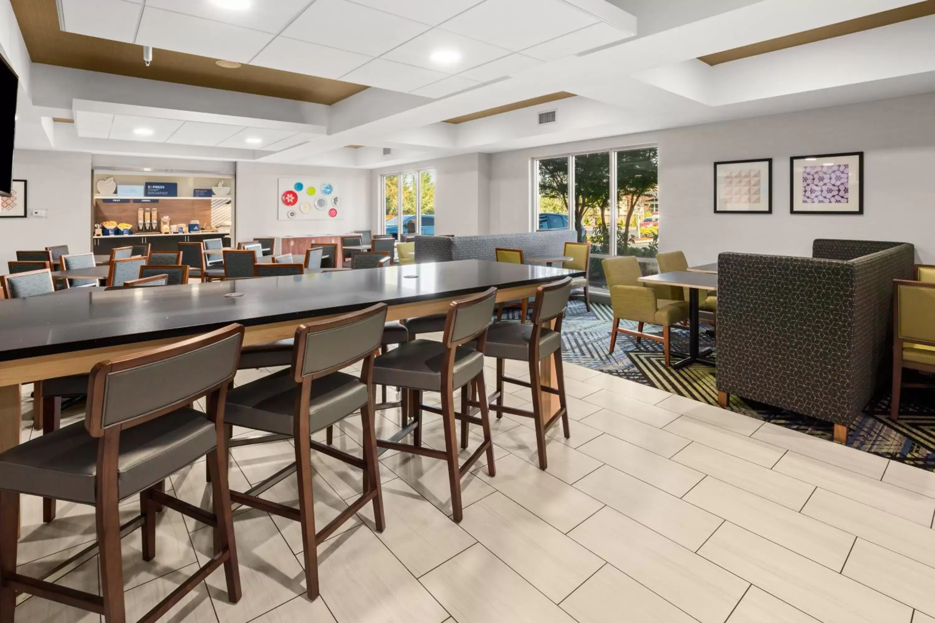 Breakfast, Lounge/Bar in Holiday Inn Express and Suites Sumner, an IHG Hotel