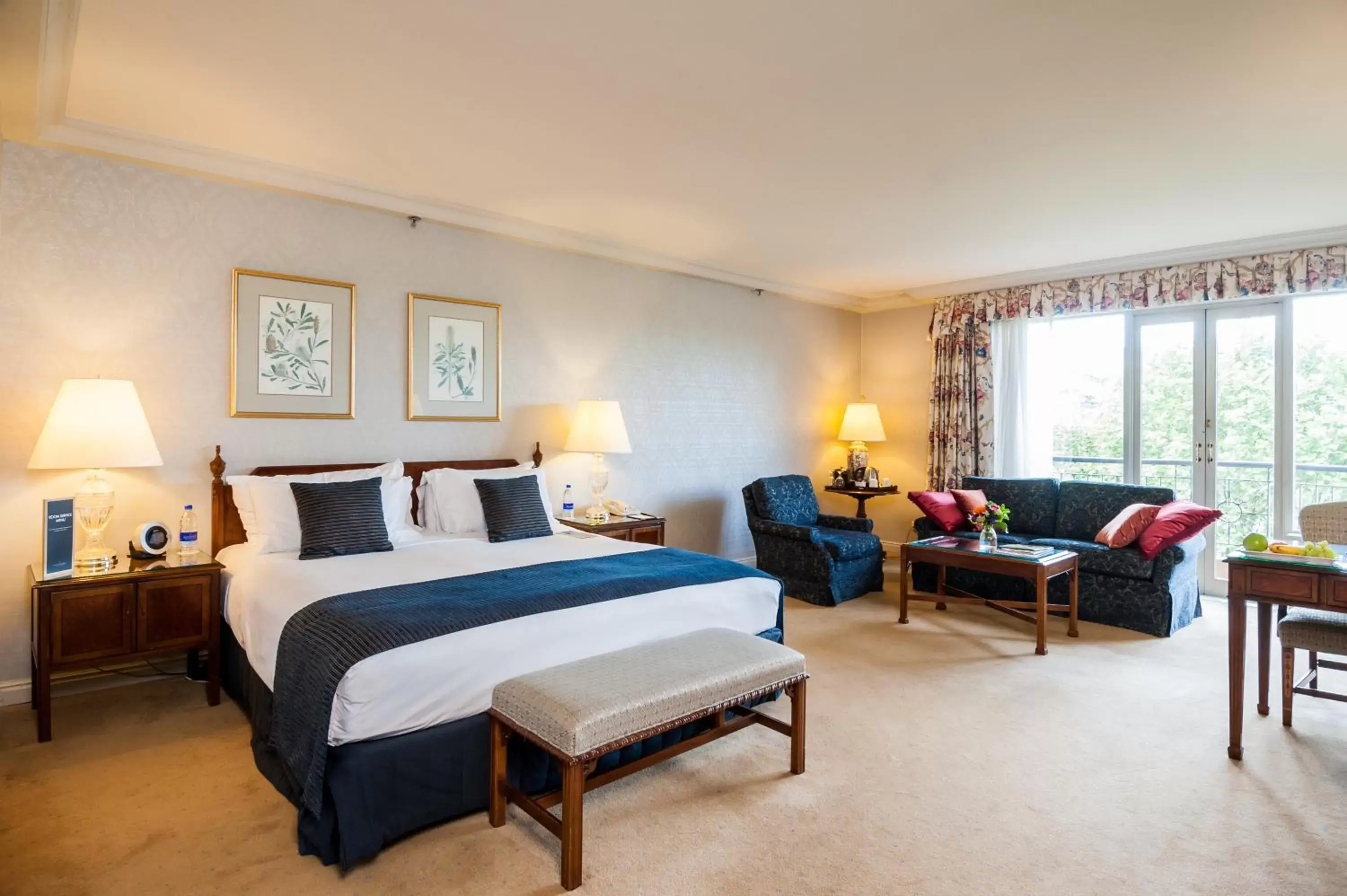 Photo of the whole room, Bed in Sir Stamford Circular Quay
