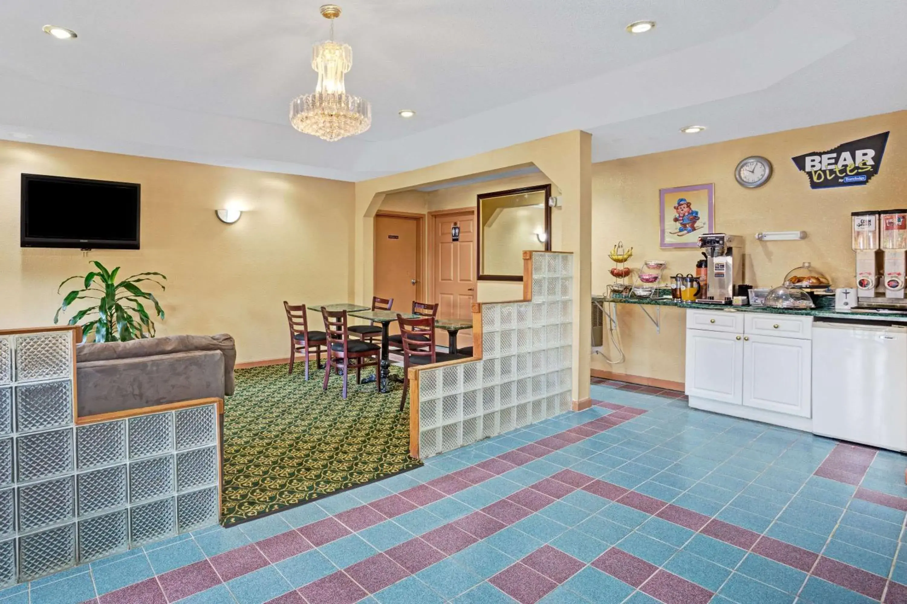 Restaurant/places to eat in Travelodge by Wyndham Forest Park Atlanta South