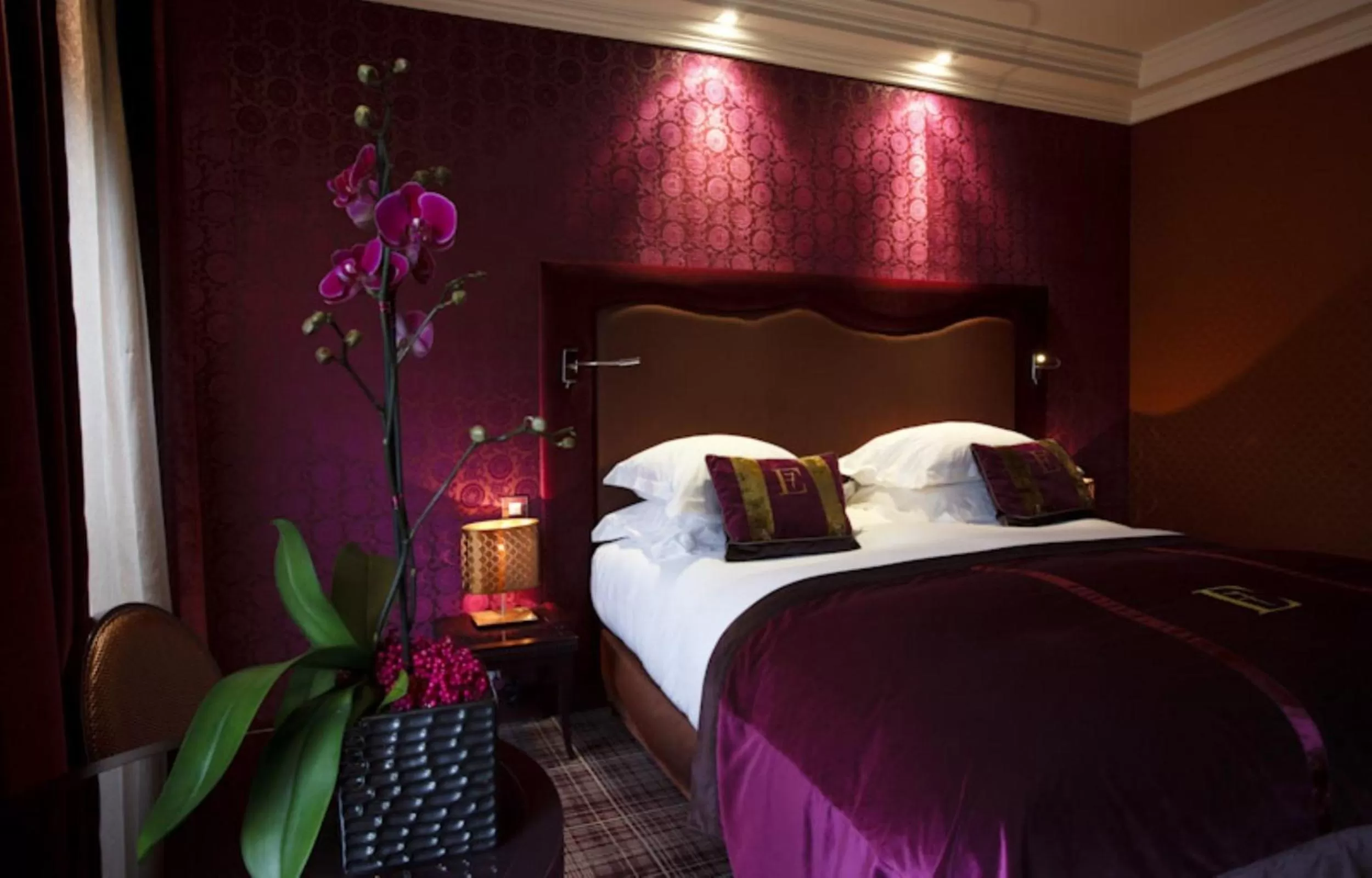 Bed in Edouard 7 Paris Opéra