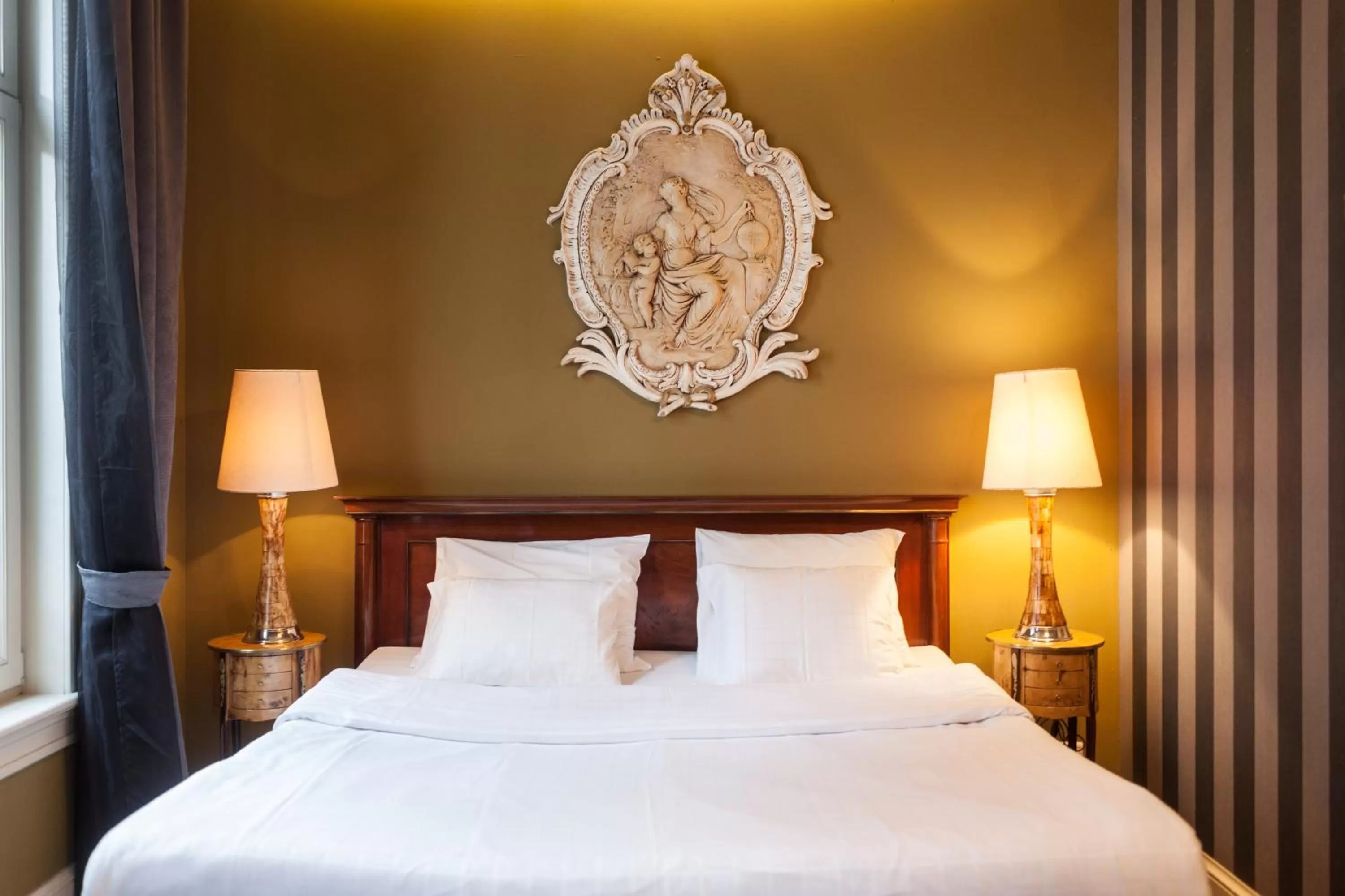 Bed in Hotel Diamonds and Pearls