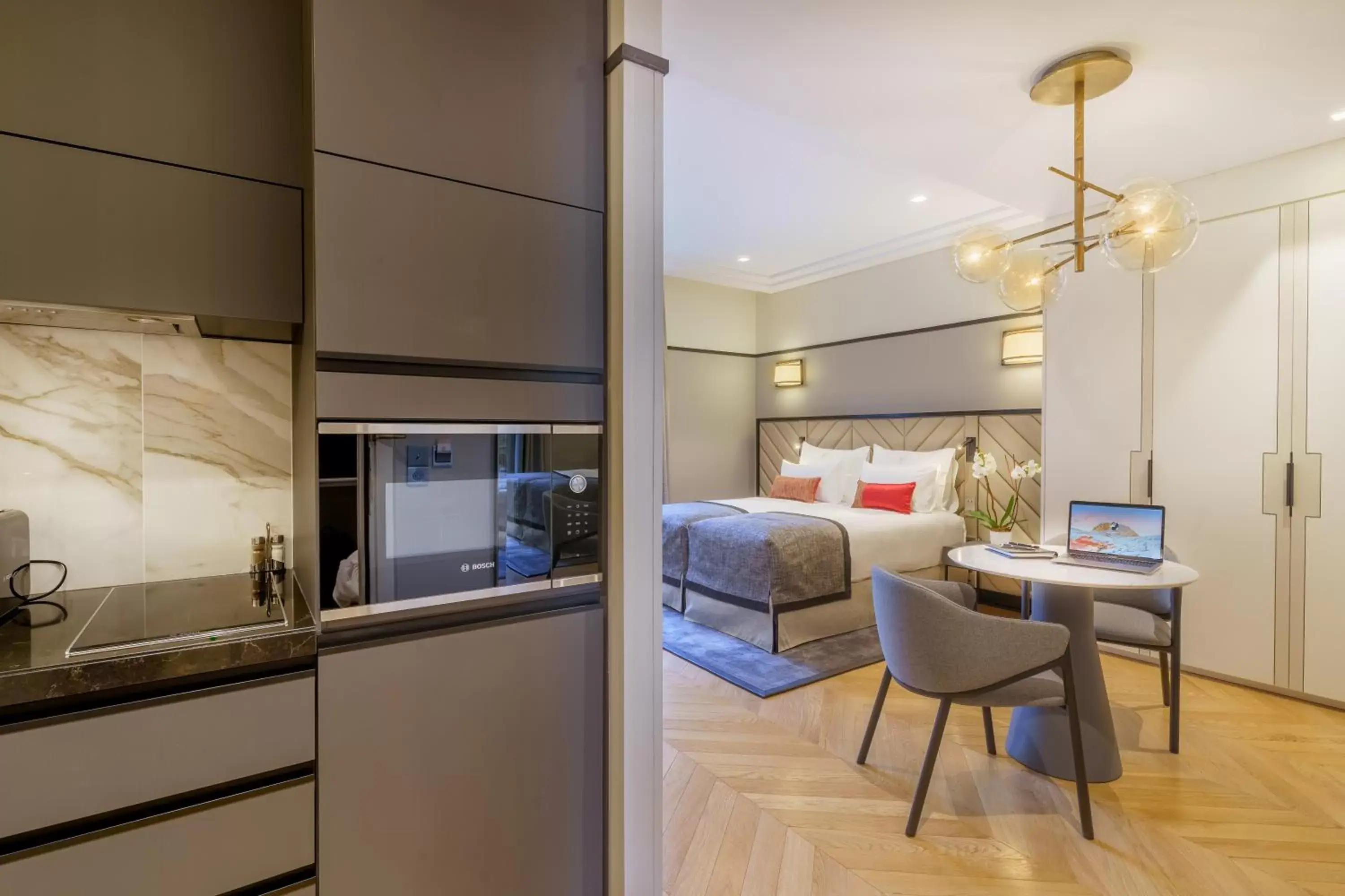 Kitchen or kitchenette, Bed in Fraser Suites Le Claridge Champs-Elysées