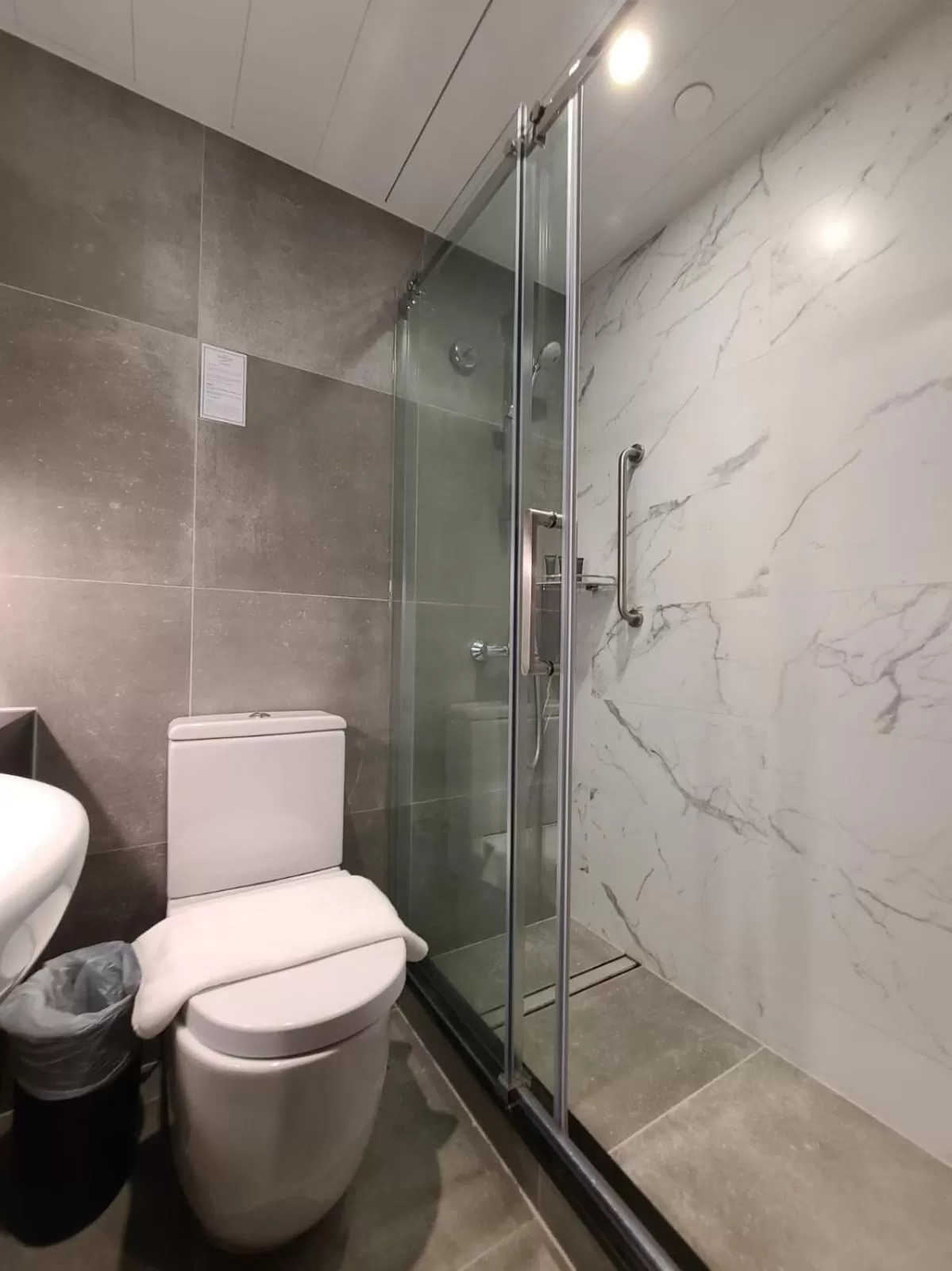 Shower in The Harbourview - Chinese YMCA of Hong Kong