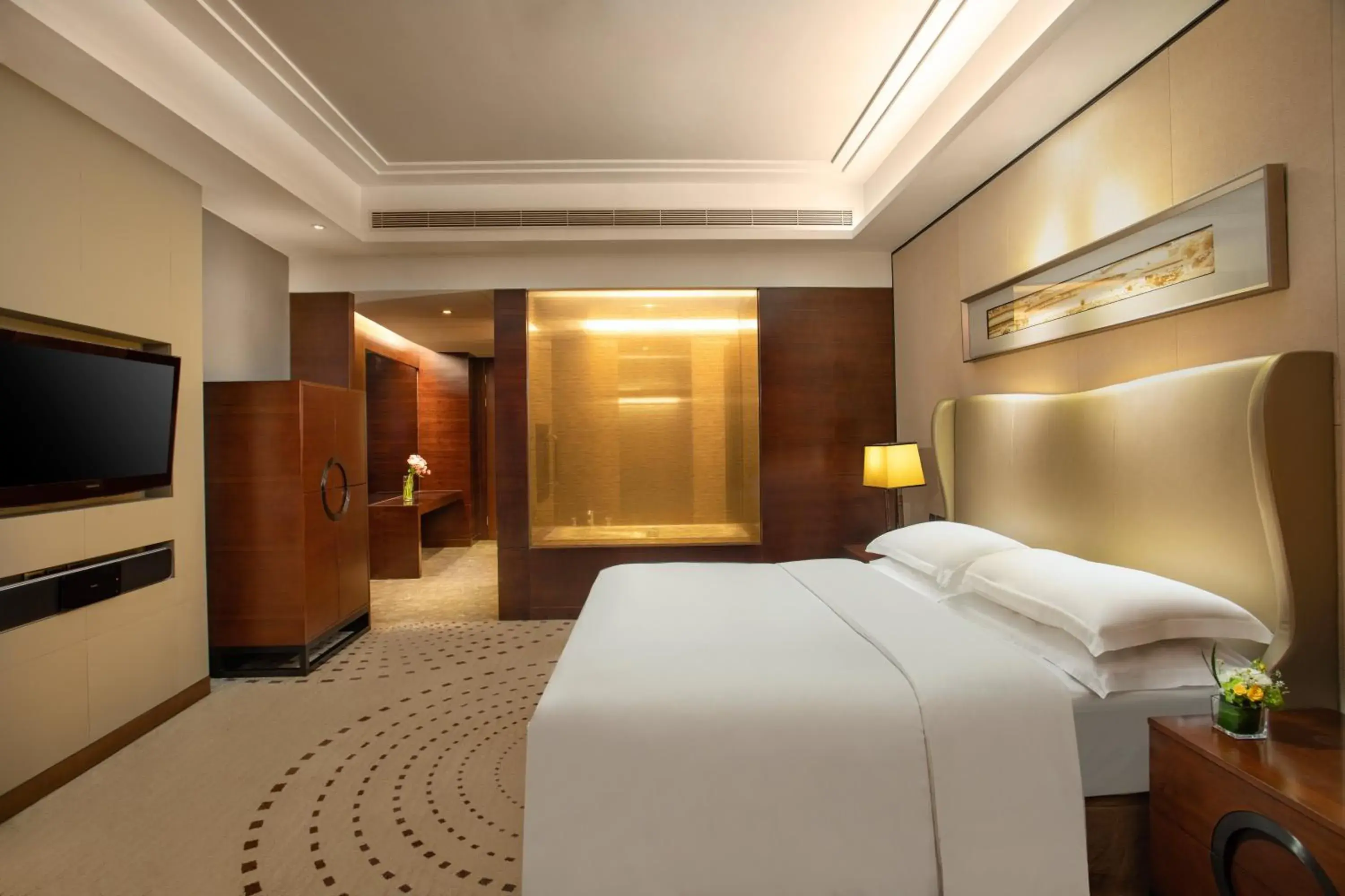 Photo of the whole room, Bed in Crowne Plaza Huizhou, an IHG Hotel