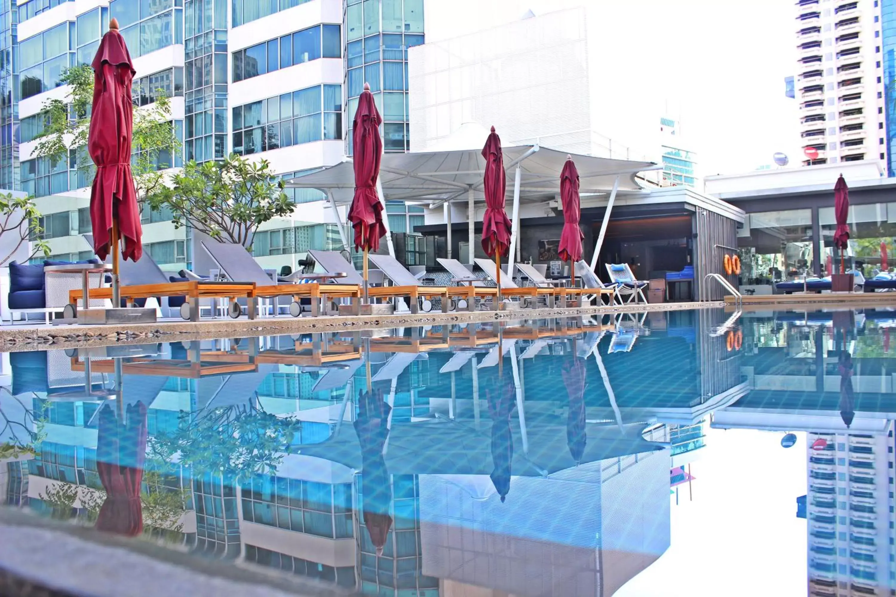 Swimming Pool in Park Plaza Bangkok Soi 18
