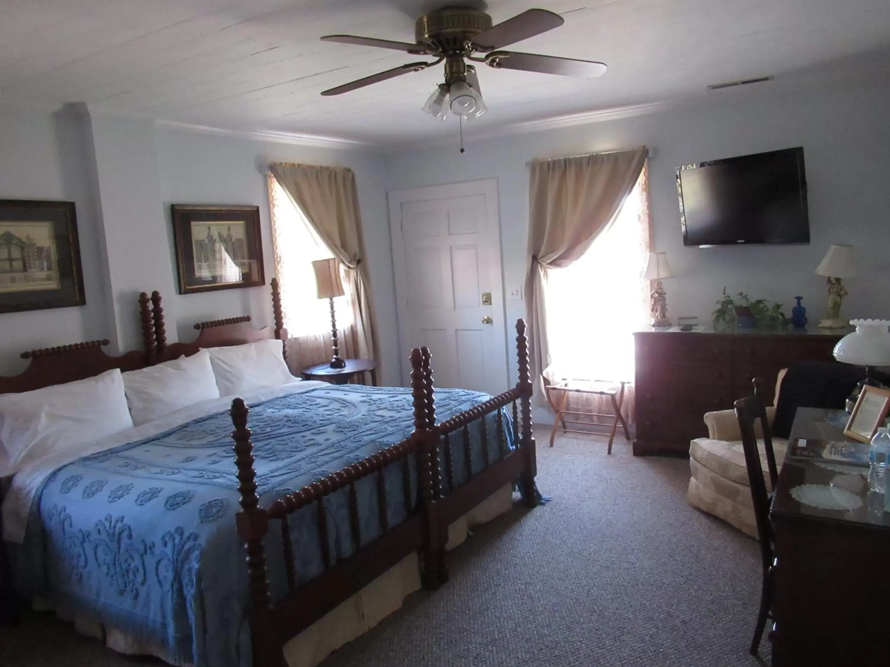 Photo of the whole room, Bed in Carrier Houses Bed & Breakfast