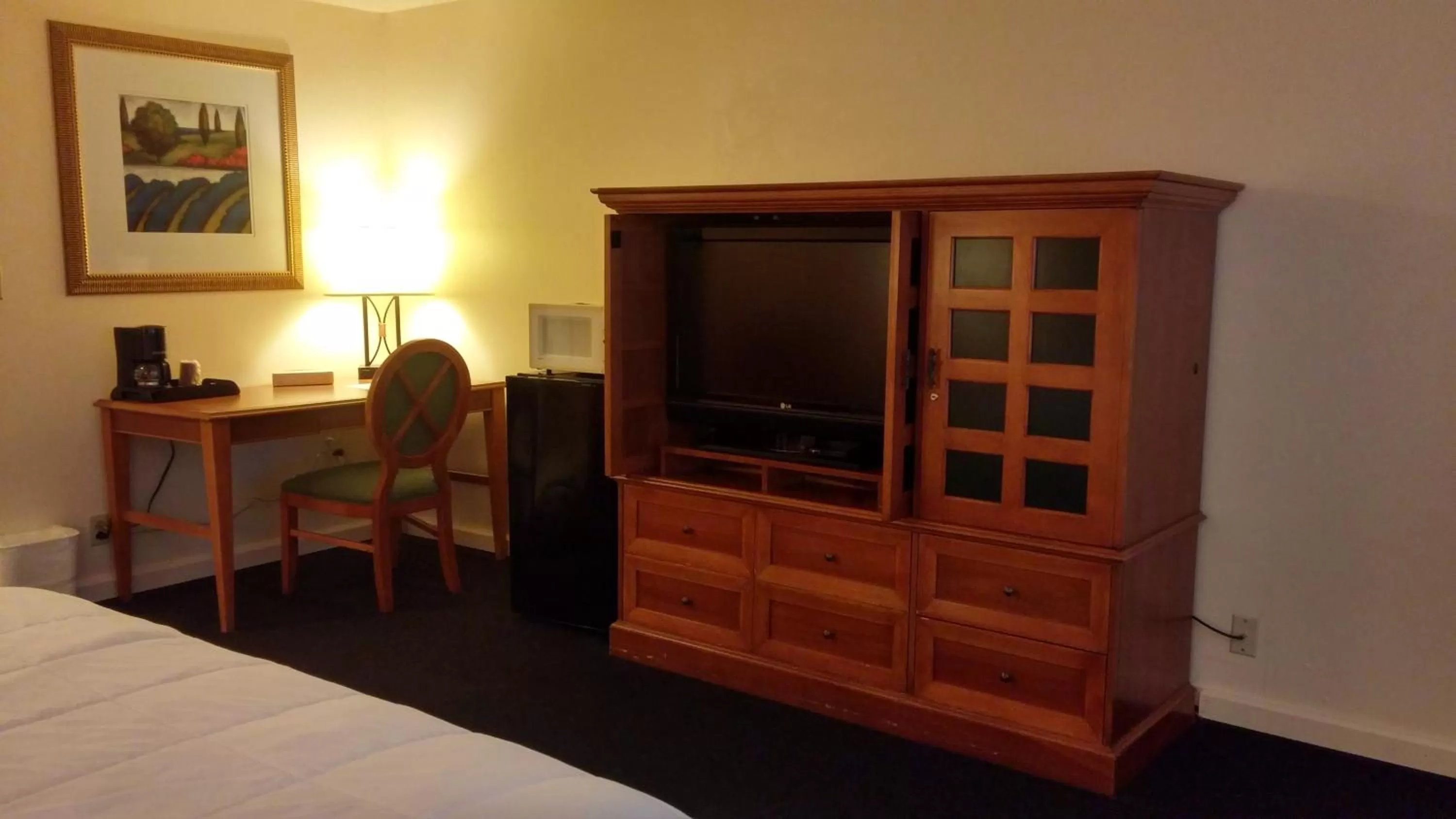 Decorative detail, TV/Entertainment Center in Grays Harbor Inn & Suites