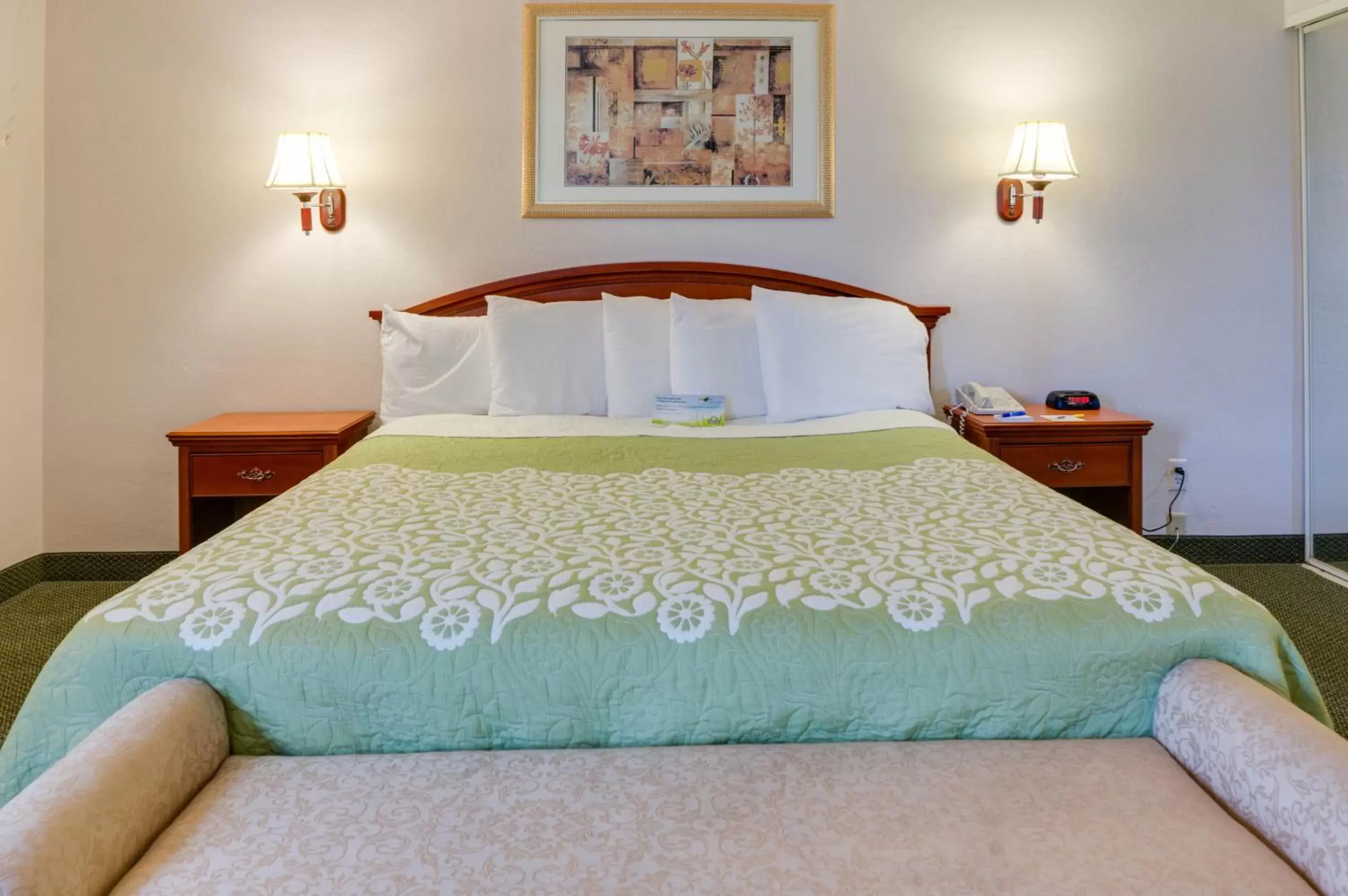 Bed in Days Inn & Suites by Wyndham Fullerton Bed in Days Inn & Suites by Wyndham Fullerton