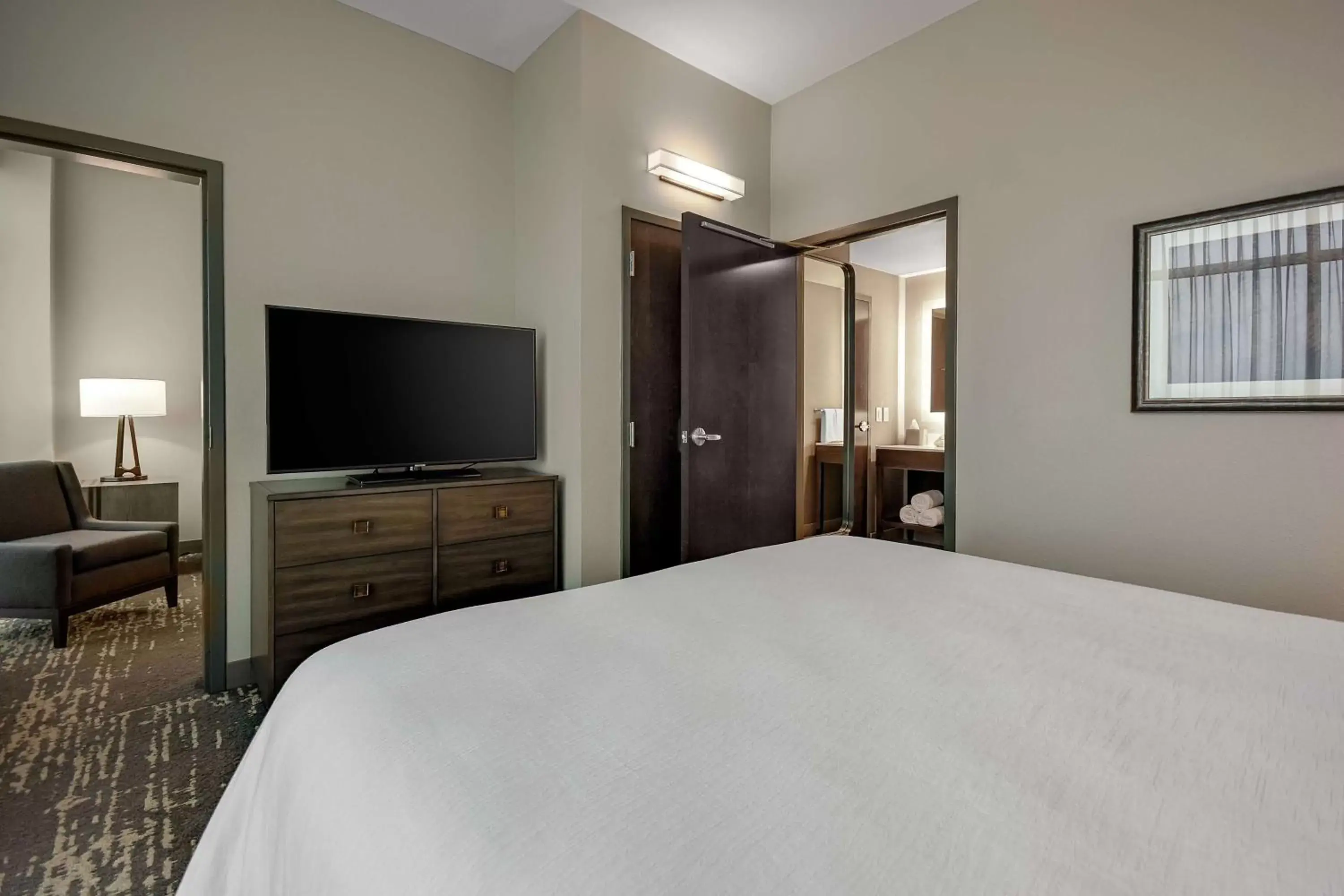 Bedroom, Bed in Embassy Suites Jonesboro - Arkansas State
