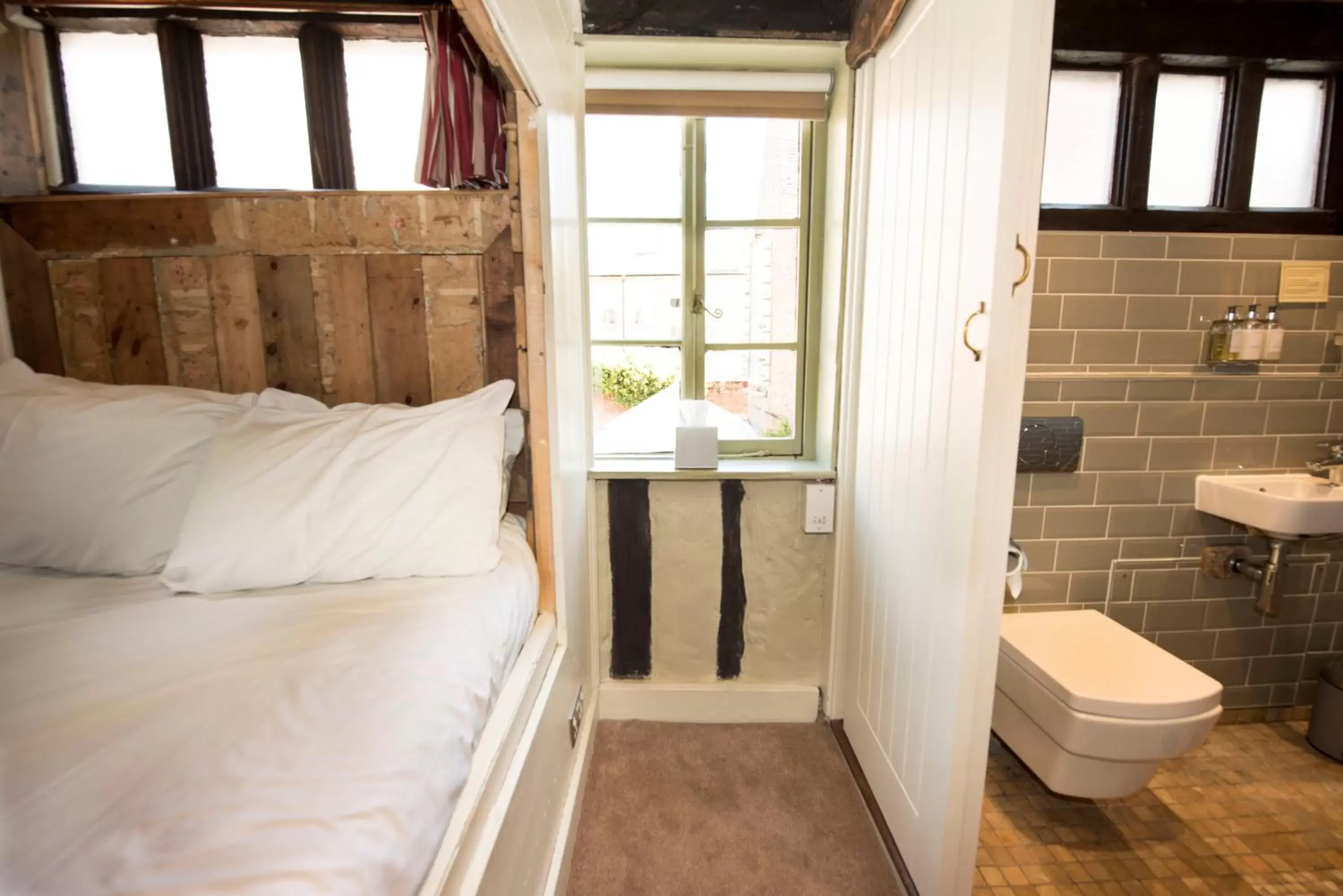 Bathroom in Alma Inn & Dining Rooms