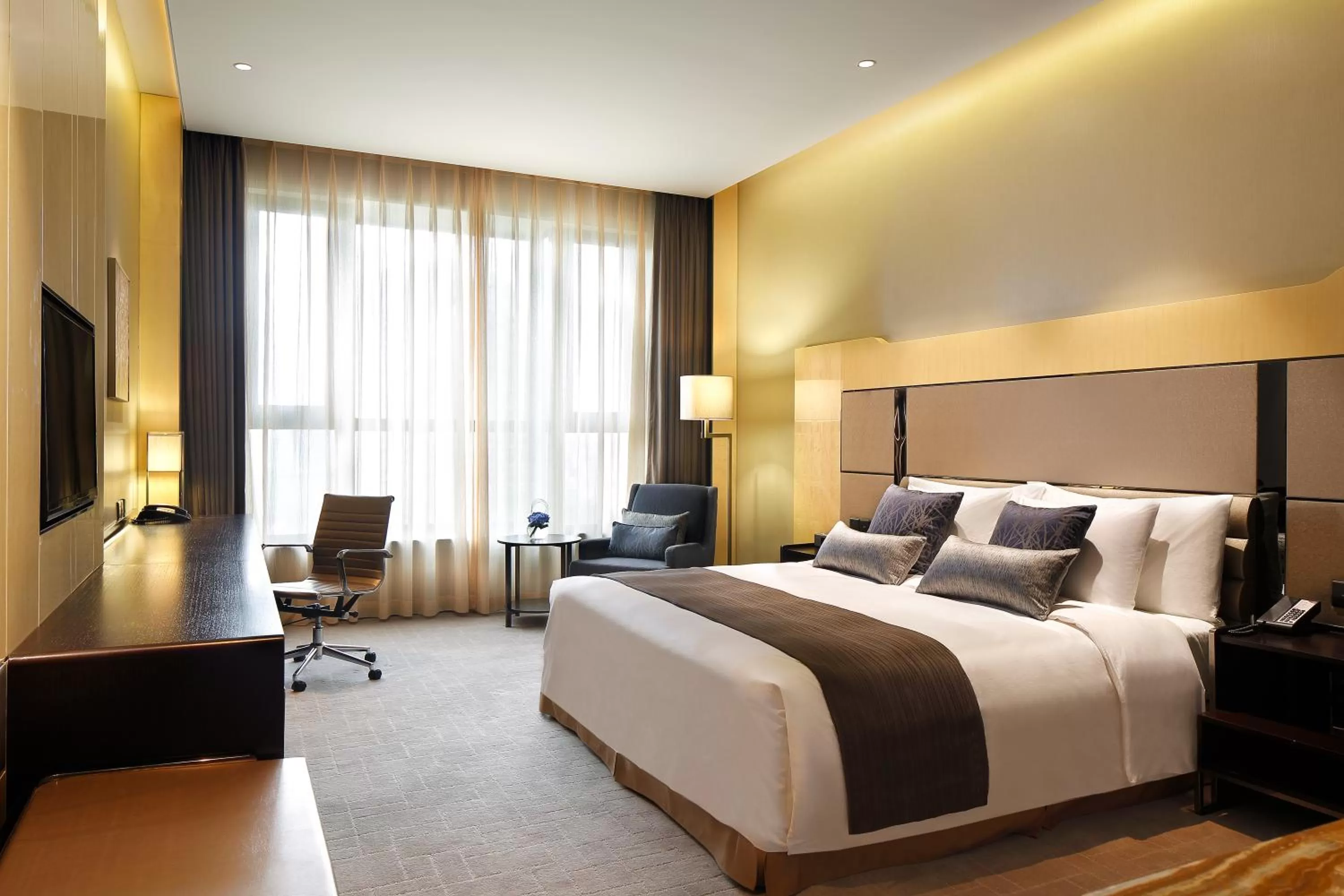 Bed in Crowne Plaza Beijing Lido by IHG