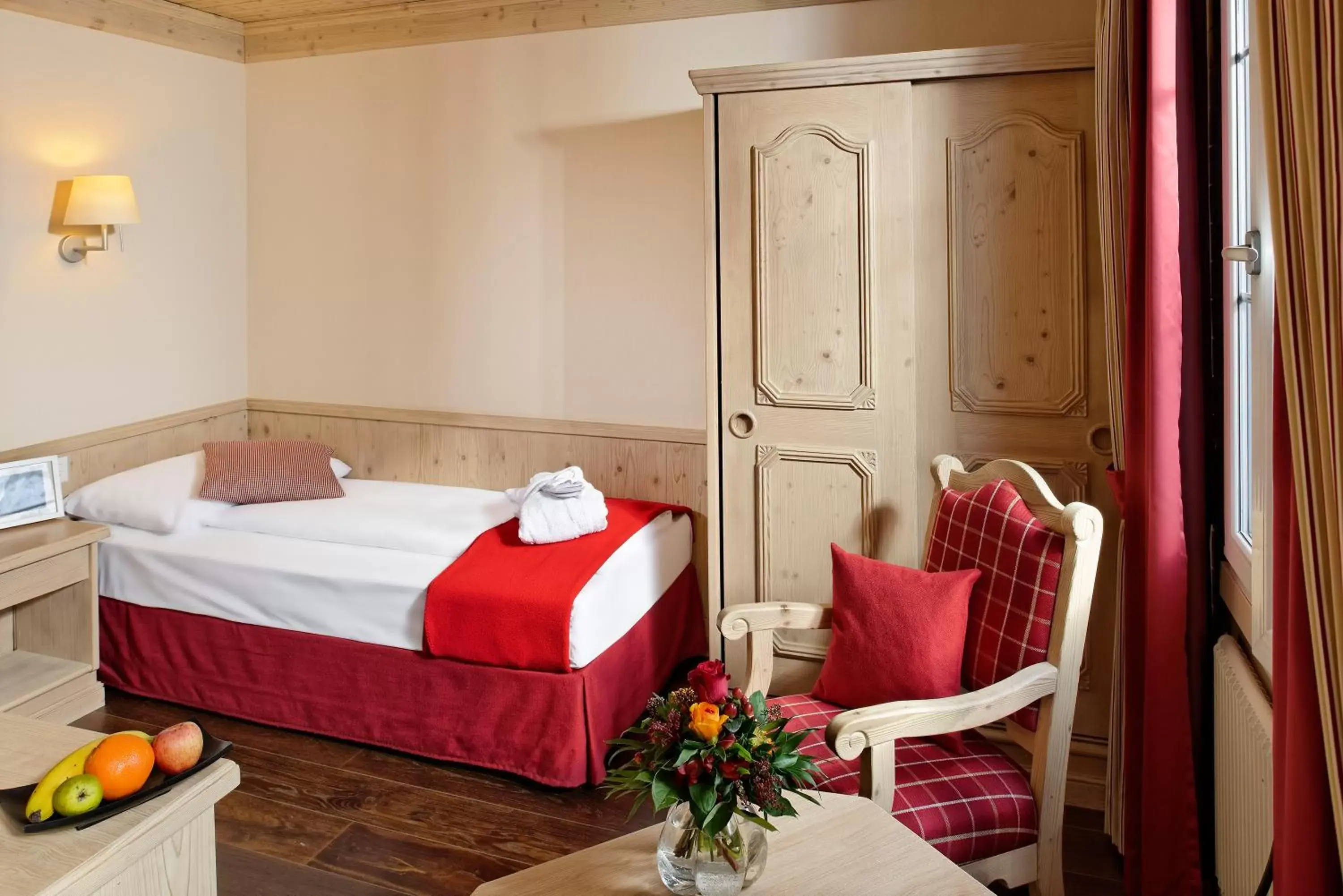 Bedroom, Bed in Hotel Spinne Grindelwald