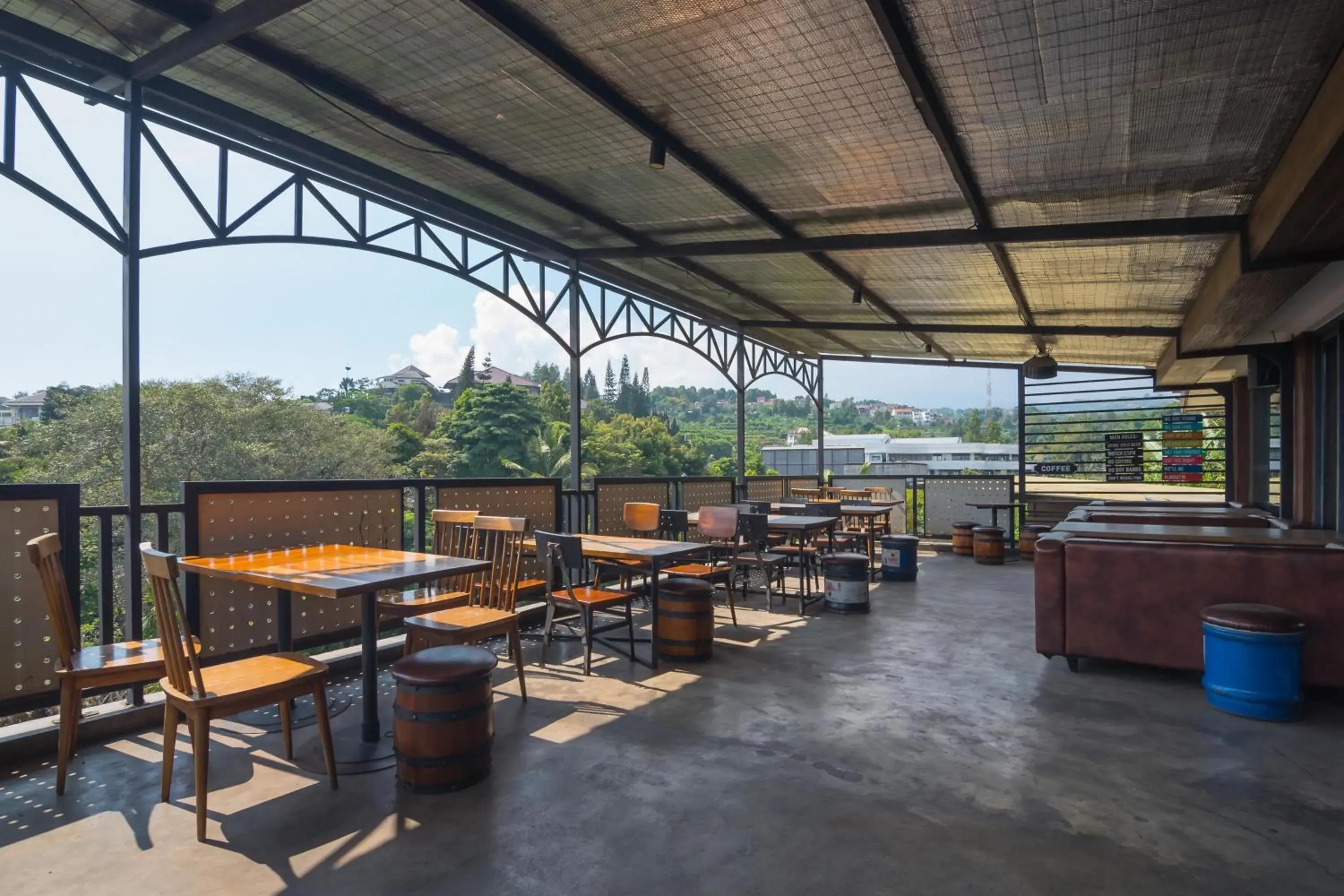 Balcony/Terrace, Restaurant/Places to Eat in RedDoorz Plus near Kampung Gajah 3