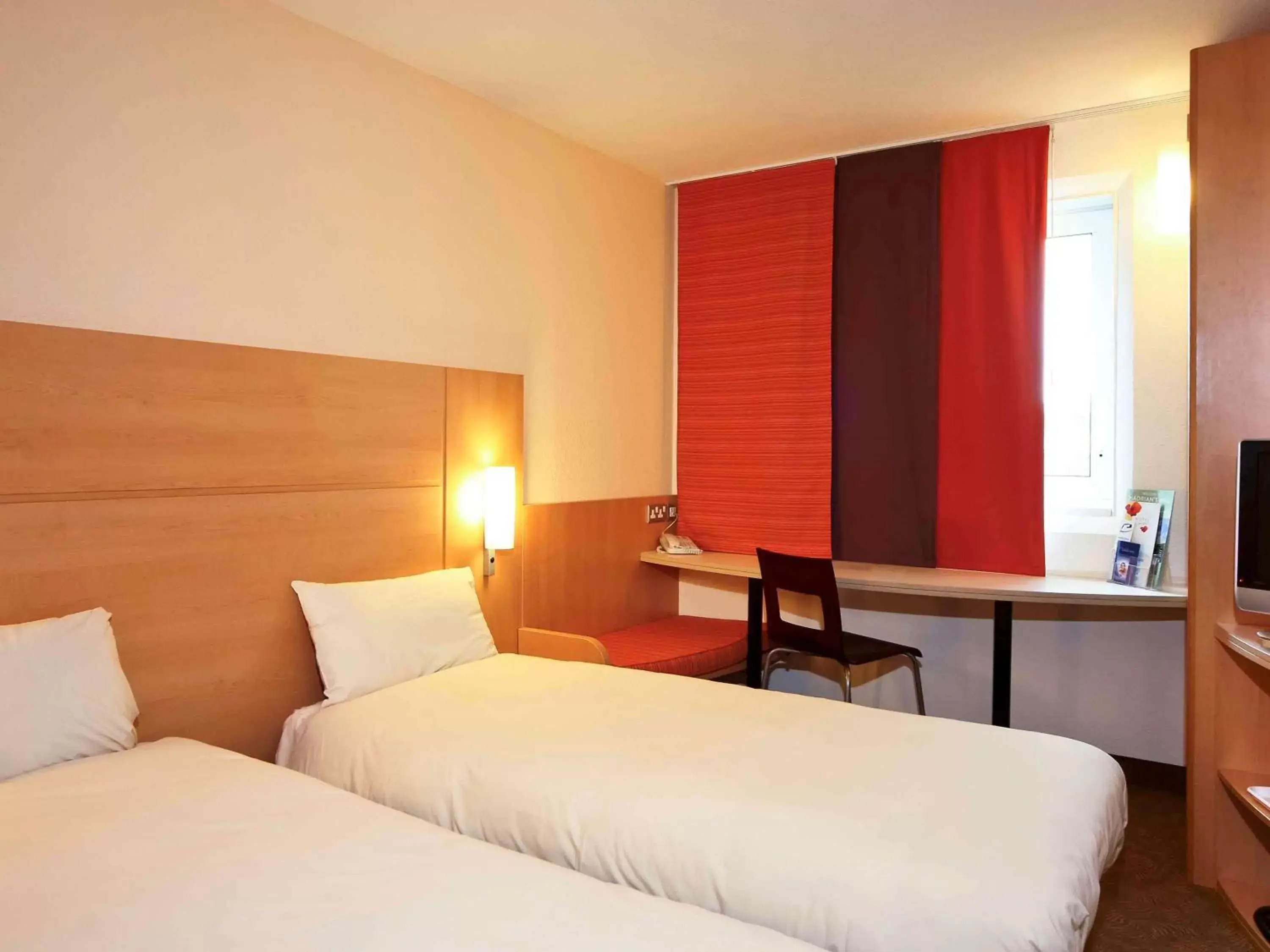 Photo of the whole room, Bed in ibis Carlisle City Centre