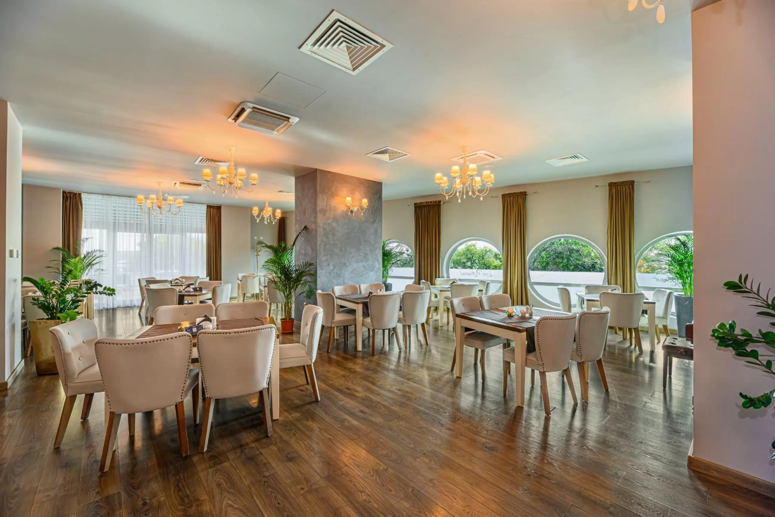 Restaurant/places to eat in Faleza Hotel by Vega