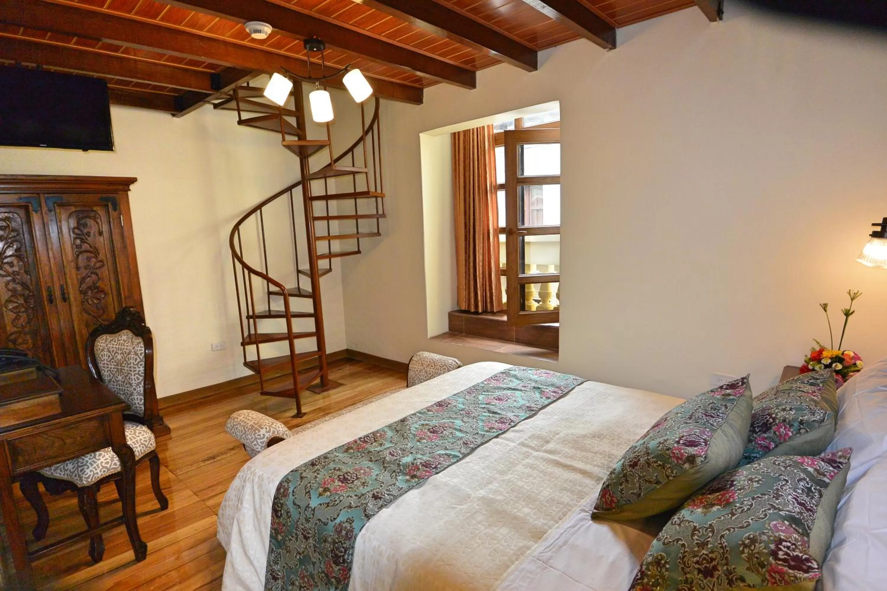 Photo of the whole room, Bed in Hotel La Basílica Quito