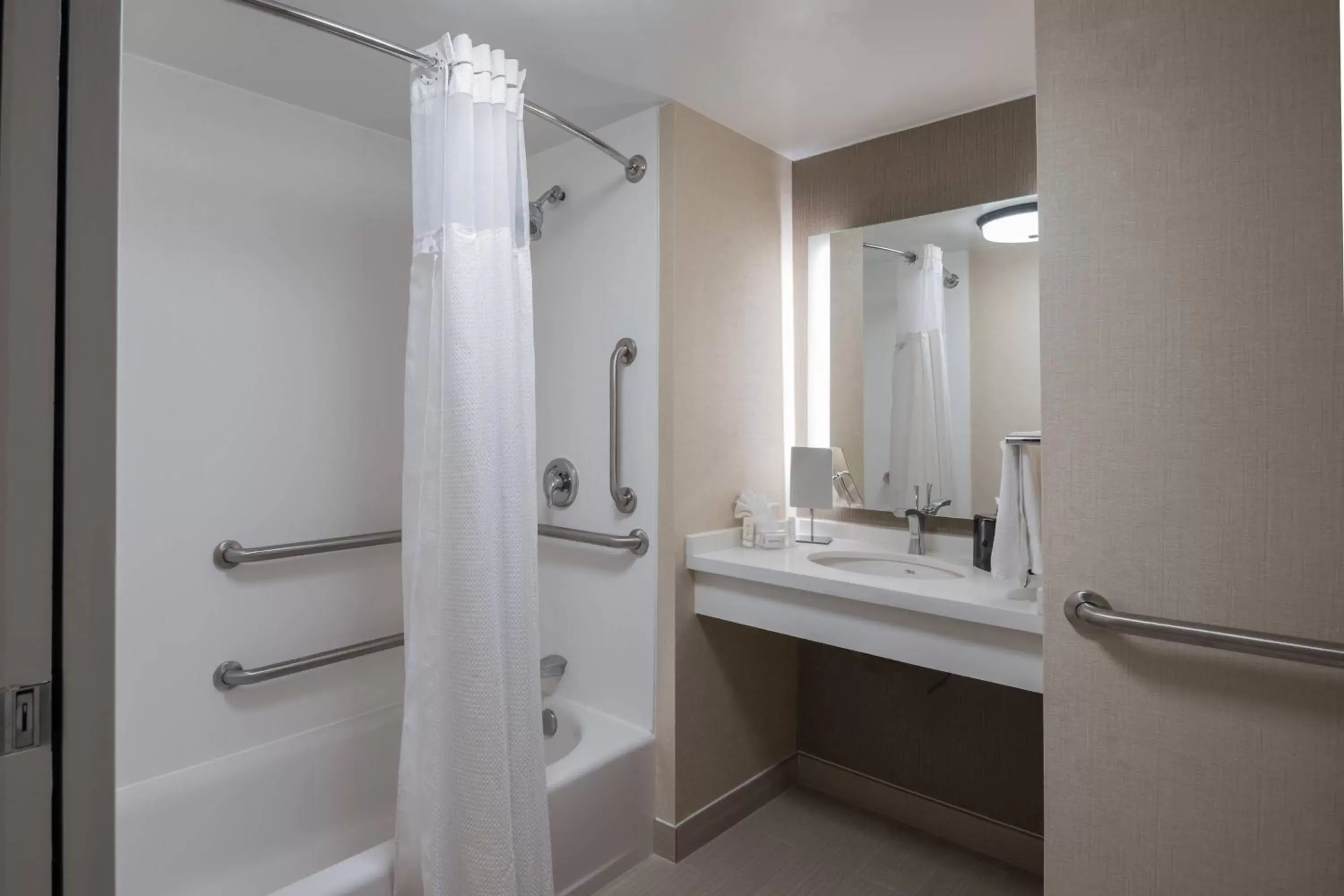 Bathroom in Courtyard by Marriott Charleston Historic District