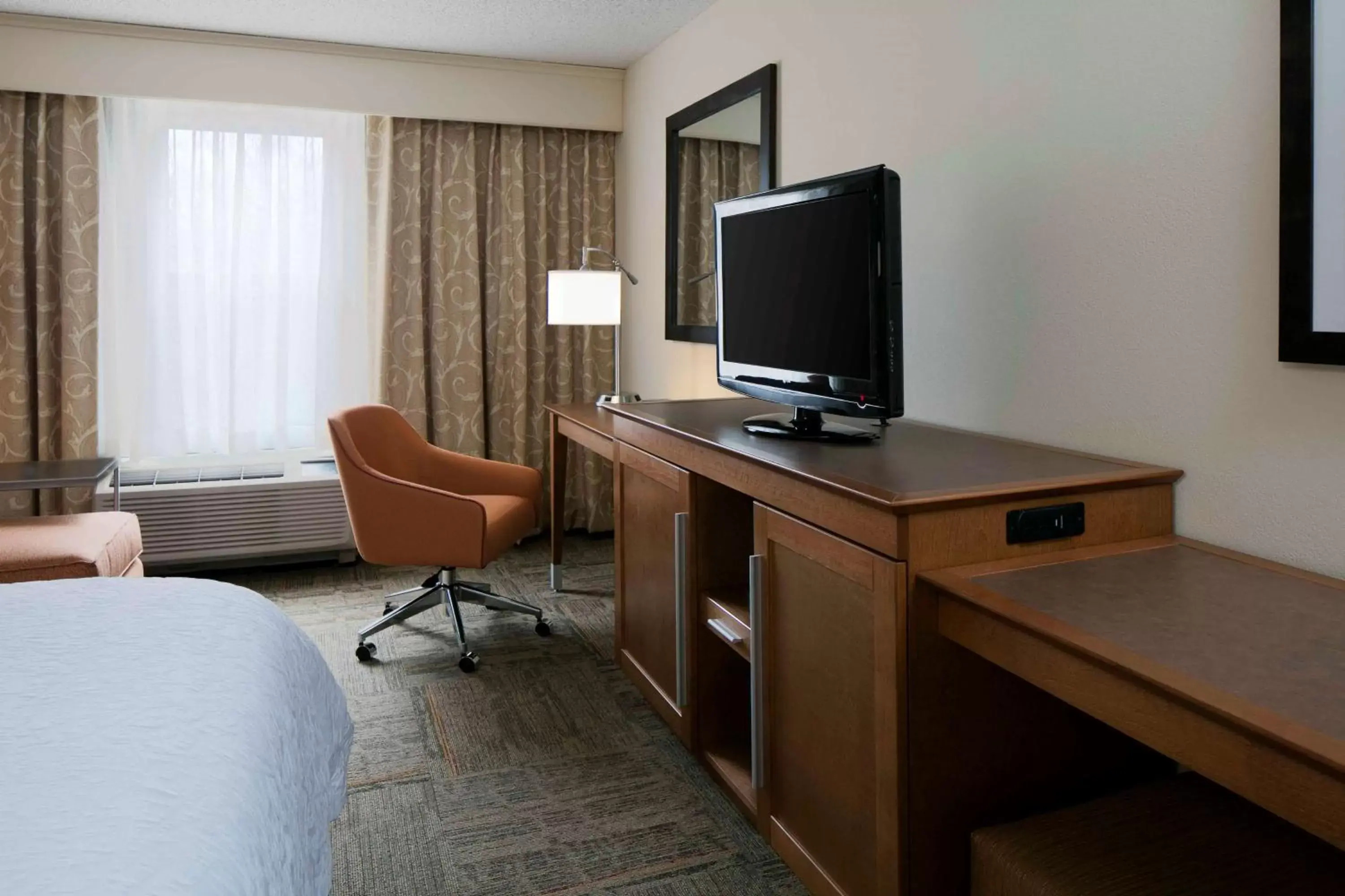 Bed, TV/Entertainment Center in Hampton Inn Kansas City/Shawnee Mission