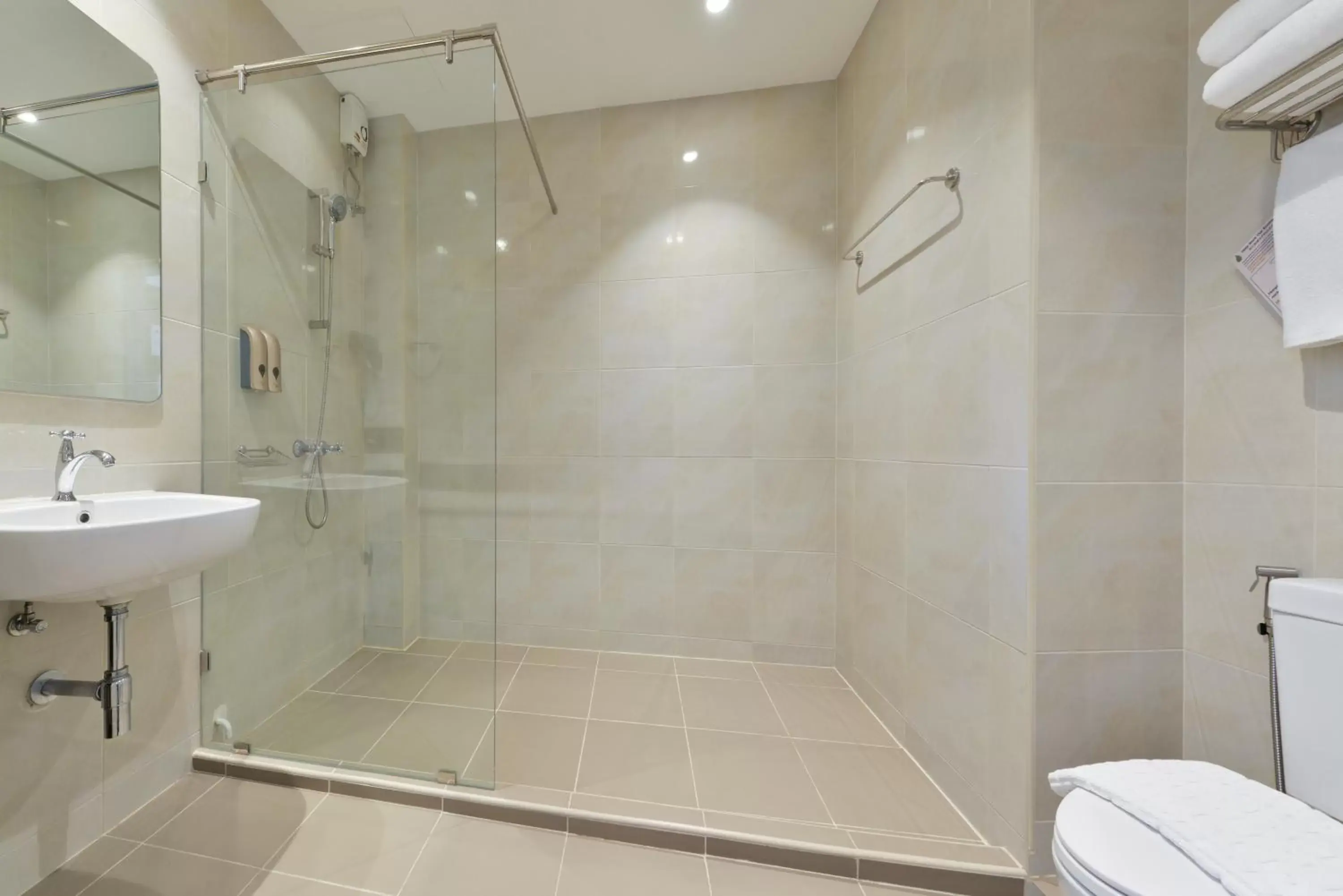 Shower, Bathroom in Oldthaiheng Hotel