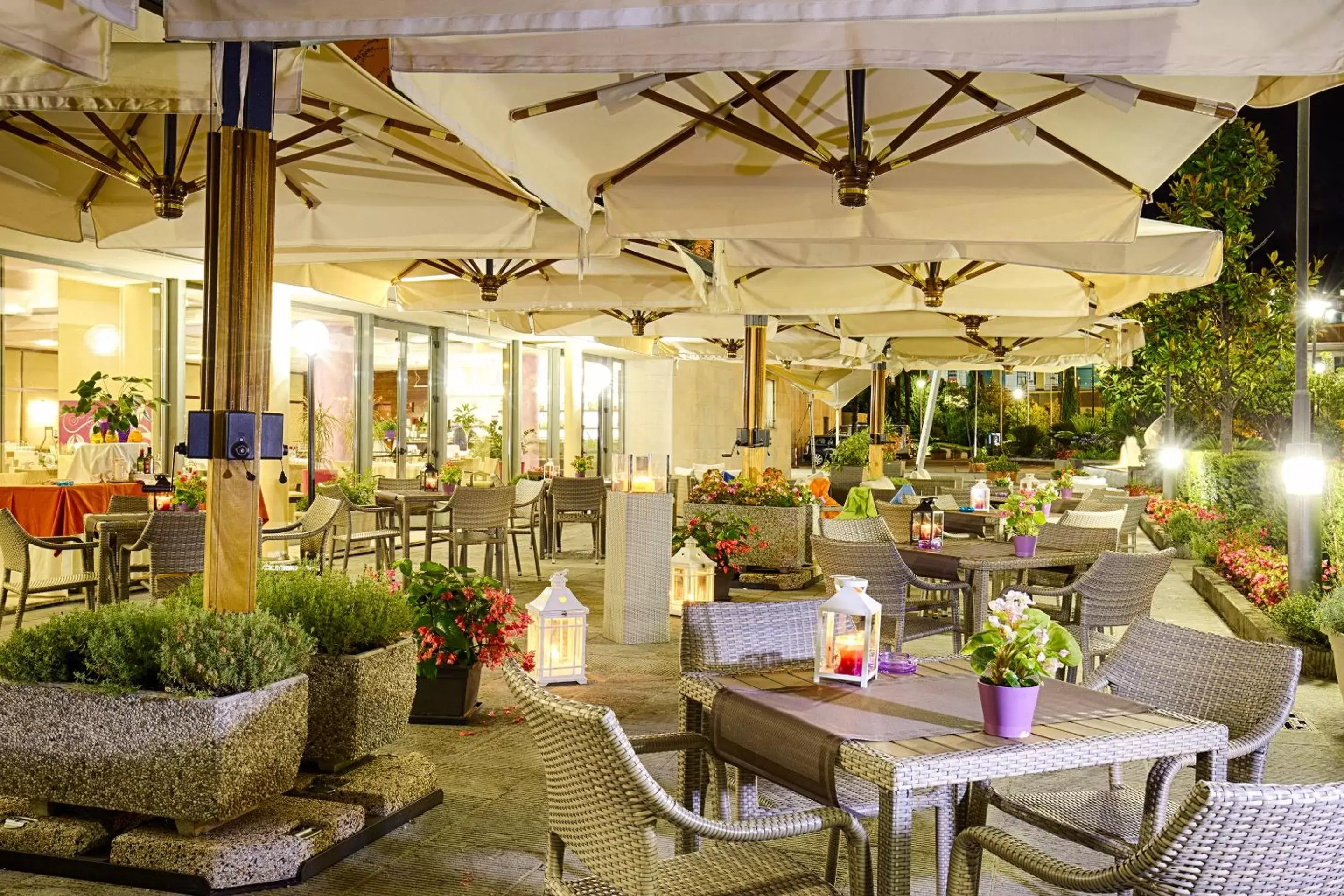 Patio, Restaurant/Places to Eat in Mercure Genova San Biagio