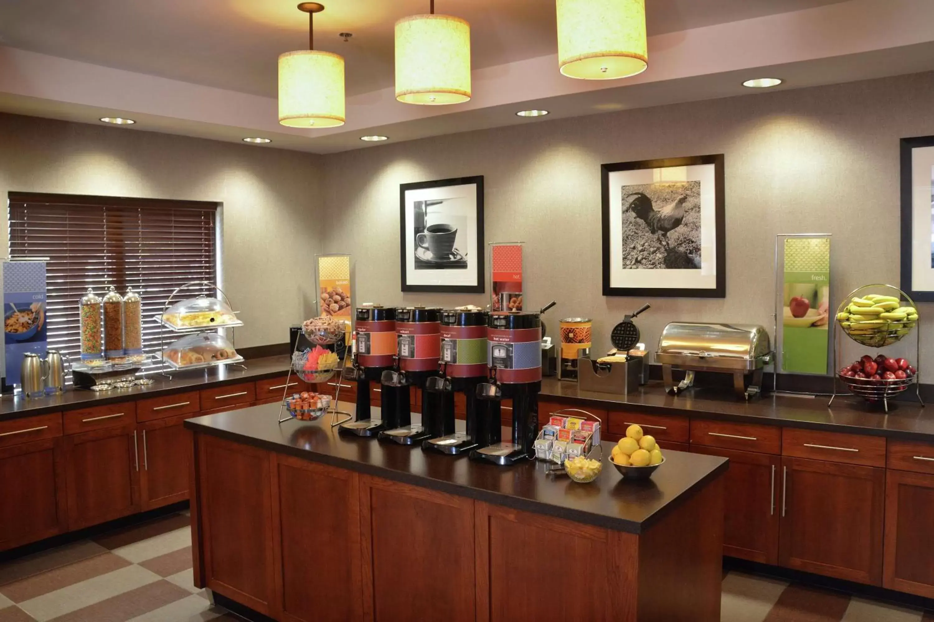 Breakfast, Restaurant/Places to Eat in Hampton Inn Medford