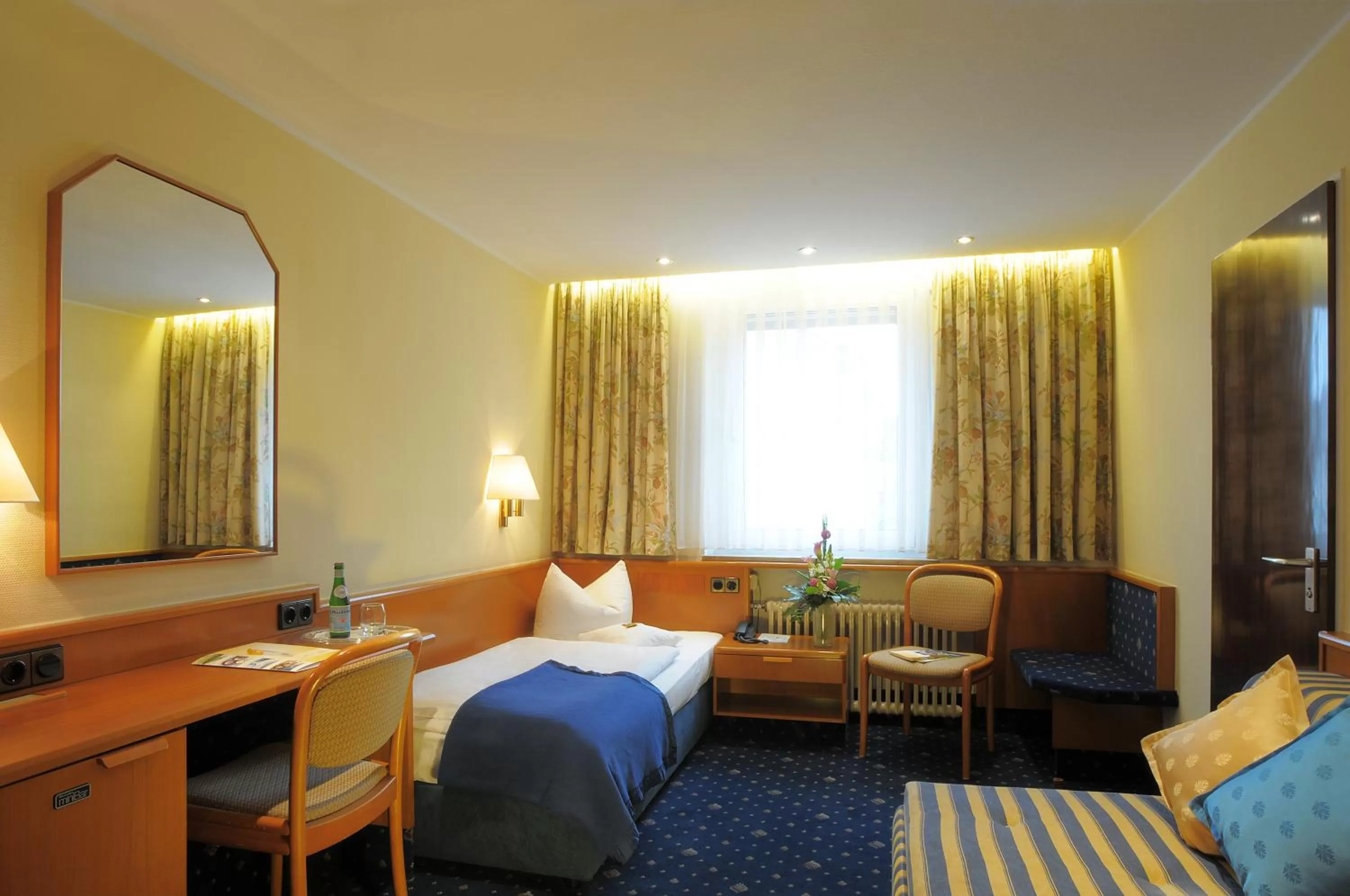 Photo of the whole room, Bed in Ringhotel Loew's Merkur