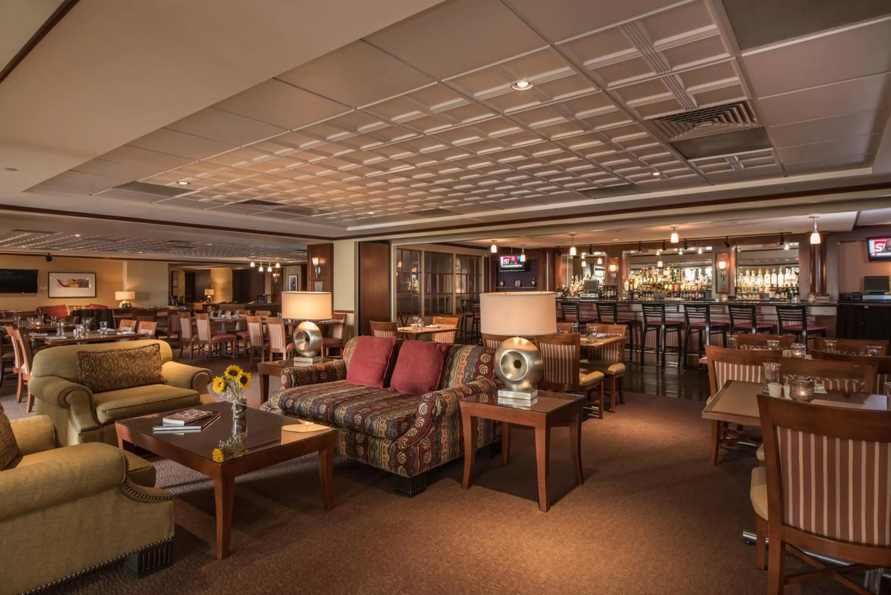 Lounge or bar, Restaurant/Places to Eat in Southbridge Hotel and Conference Center
