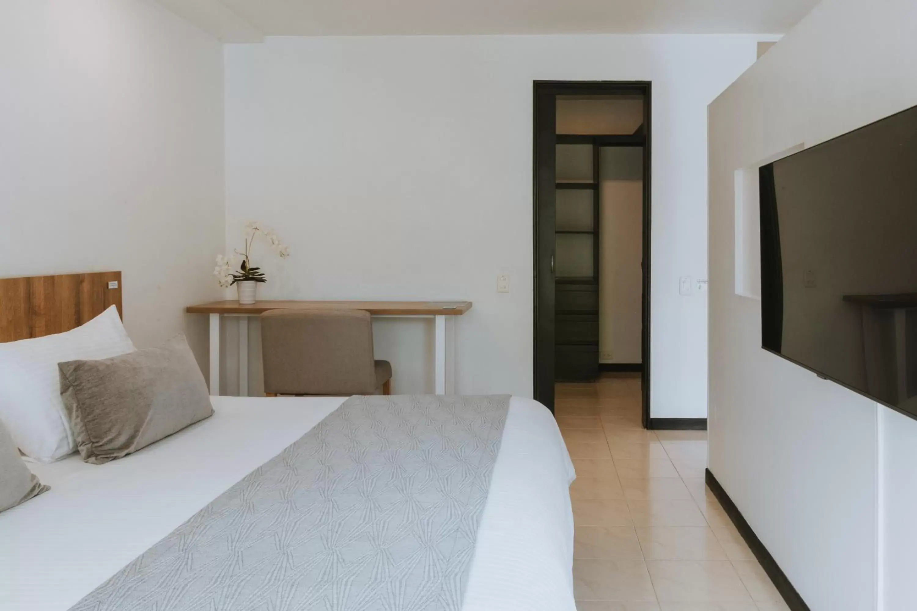 Superior Double or Twin Room in Travelers Orange Suites Superior Double or Twin Room in Travelers Orange Suites