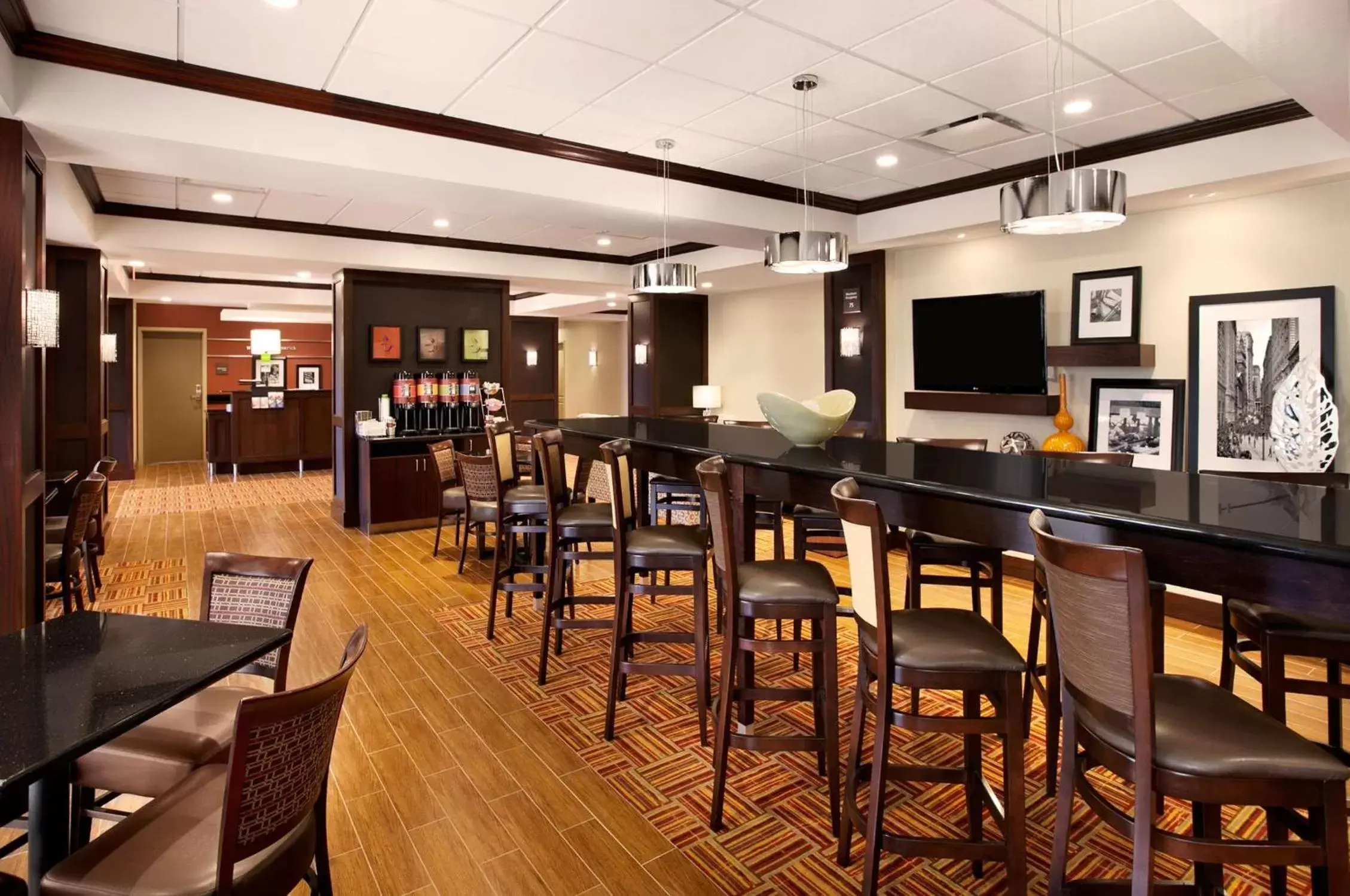 Lobby or reception, Lounge/Bar in Hampton Inn Limerick