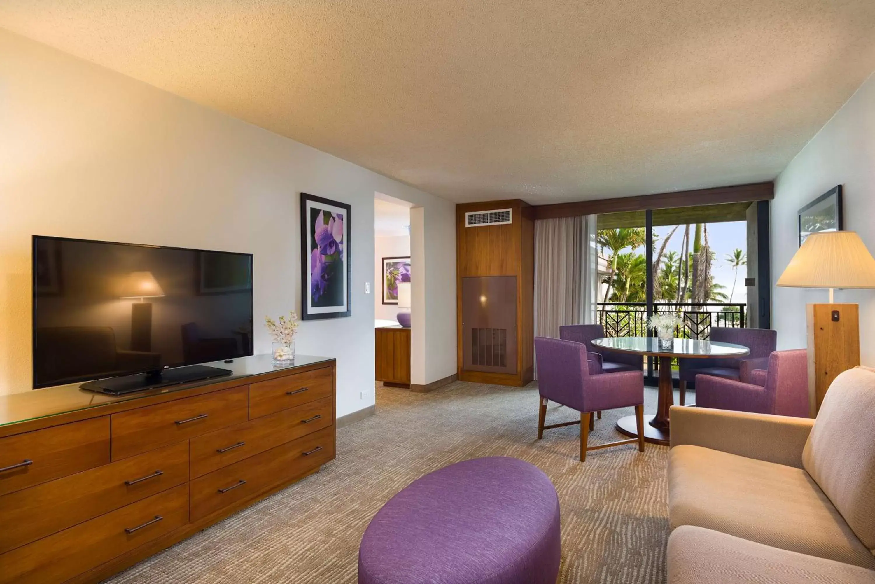 Living room, TV/Entertainment Center in Hilton Garden Inn Kauai Wailua Bay, HI